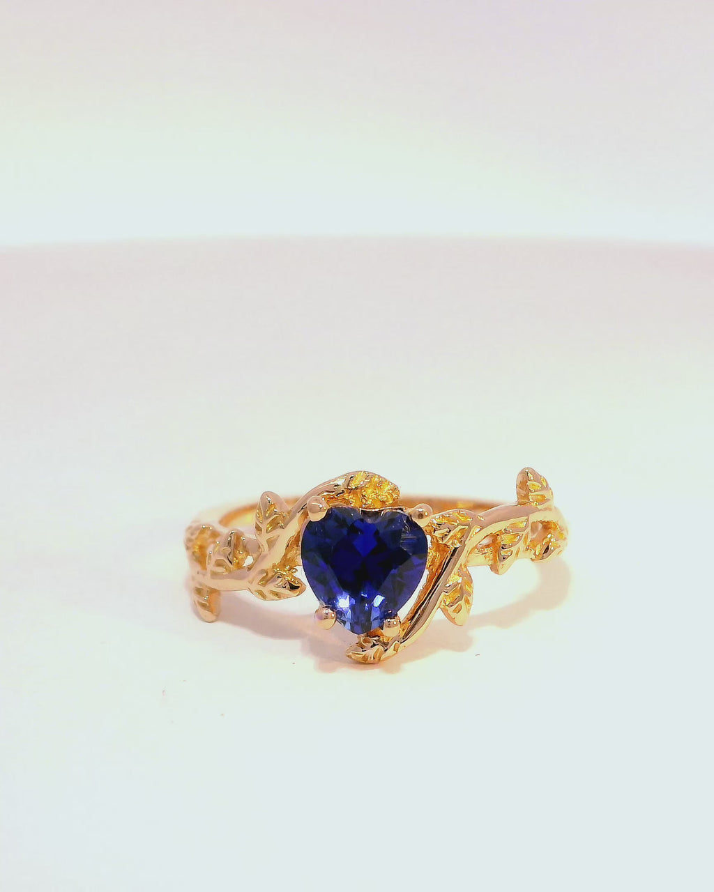 Anillo oro rosa 18k ley con zircón color zafiro de corazón