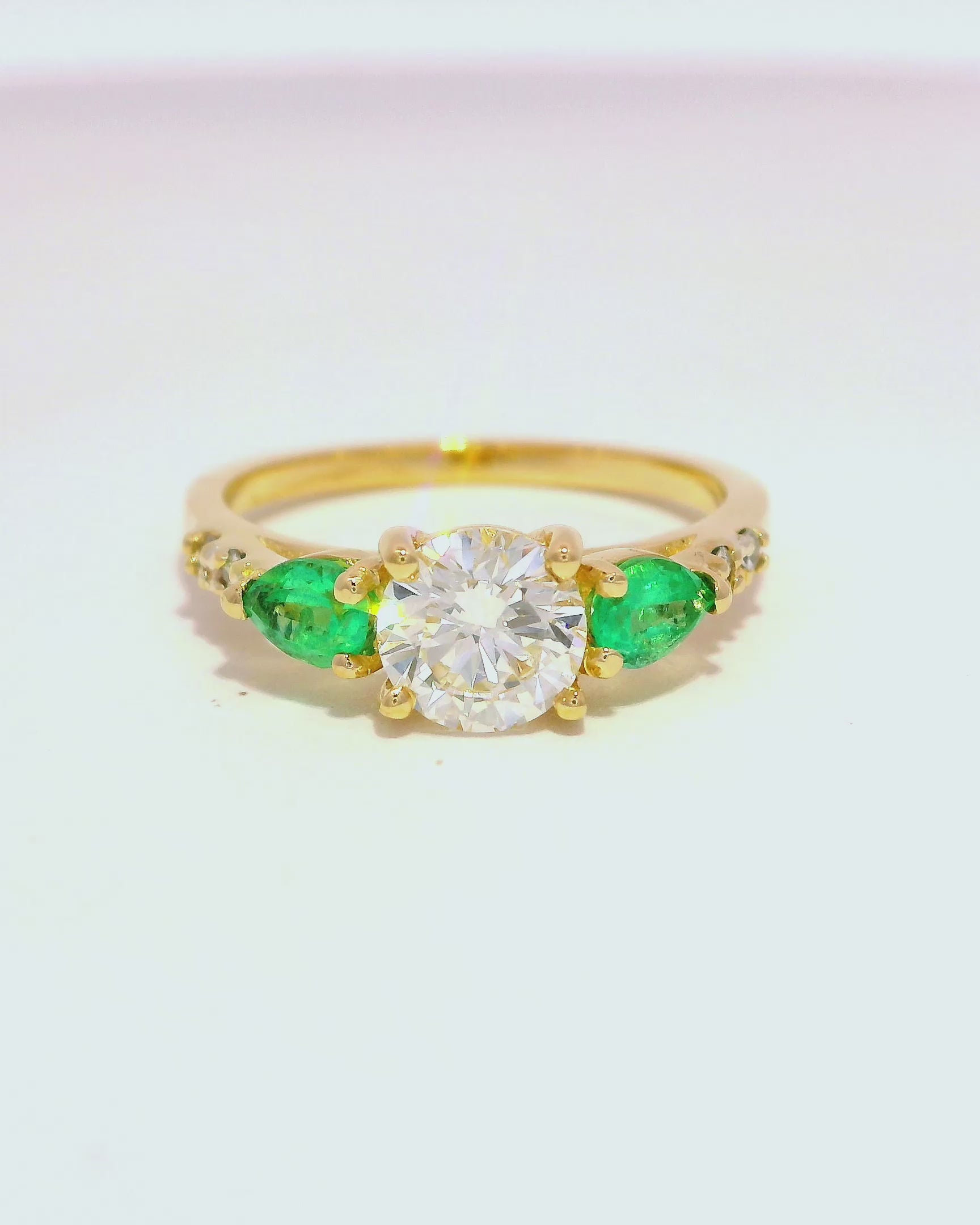 Anillo de compromiso con diamantes y esmeraldas