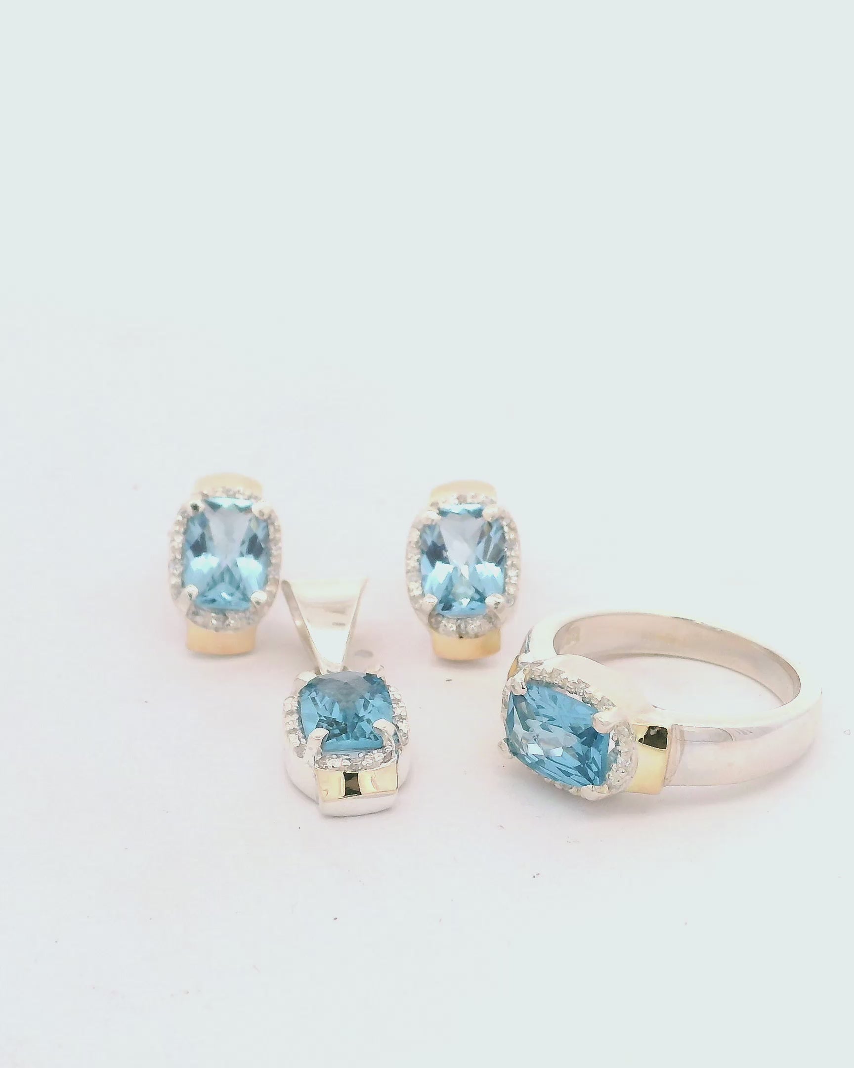 Conjunto de joyería con zircones agua marina