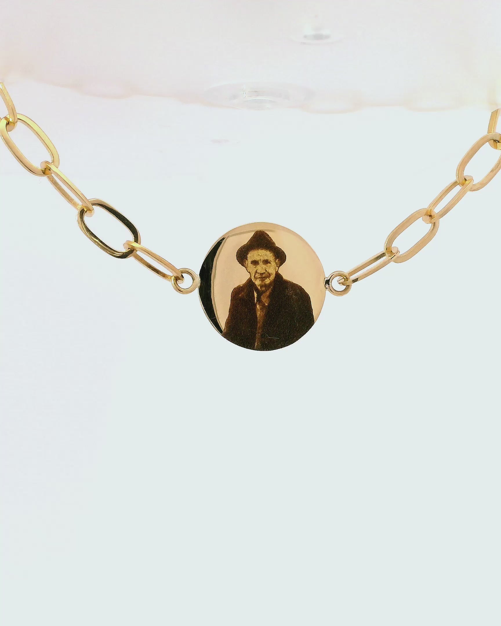 Pulsera con retrato vintage en oro amarillo 18k ley