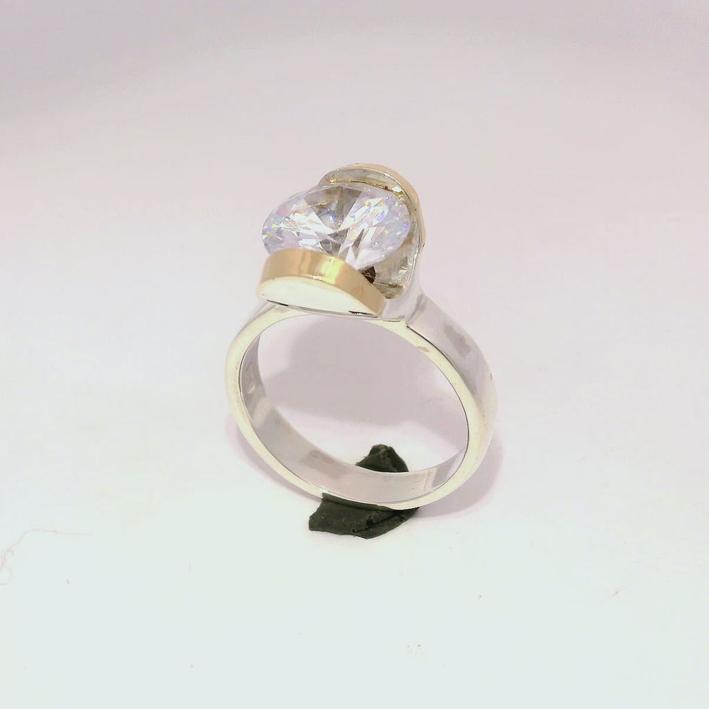 Anillo elegante con zircón blanco