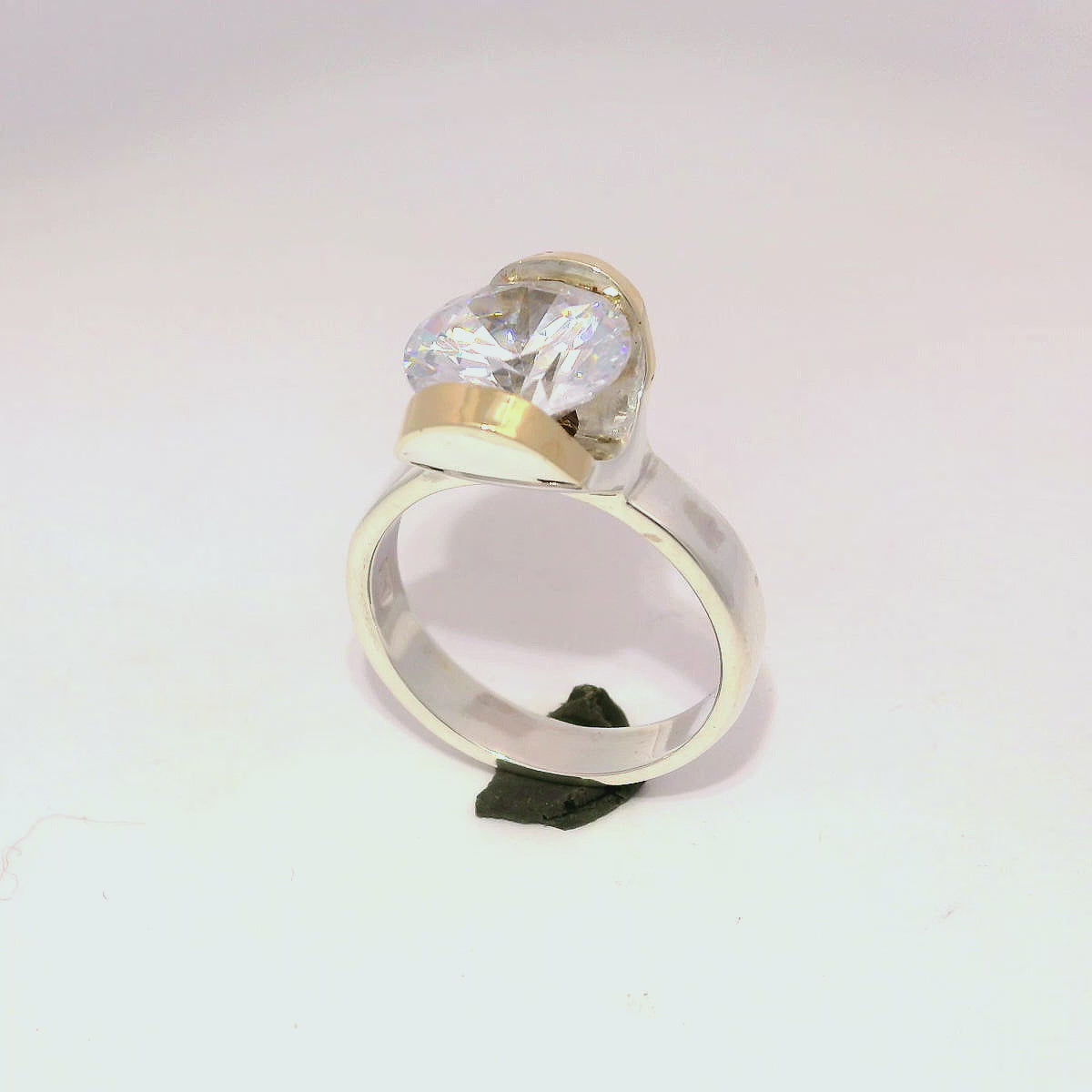 Anillo elegante con zircón blanco