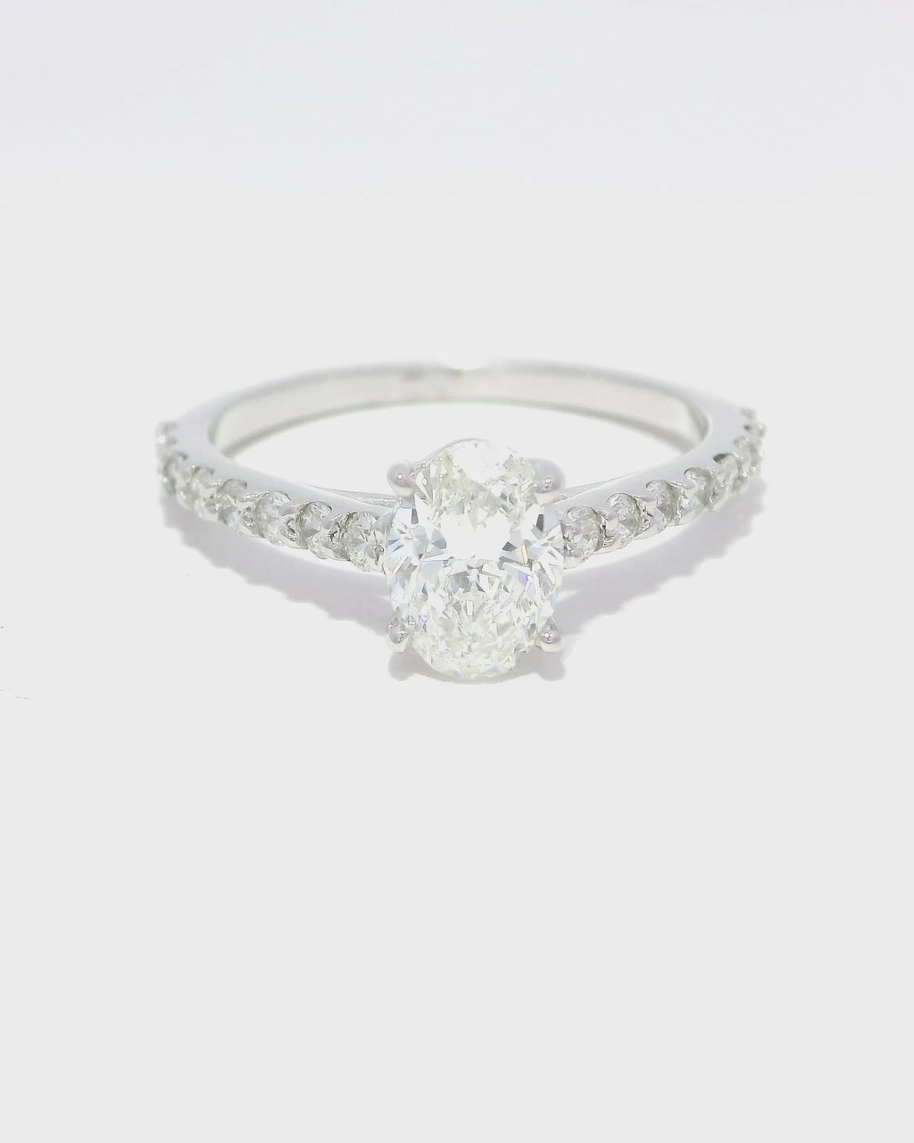 Anillo de compromiso oval oro blanco 18k ley