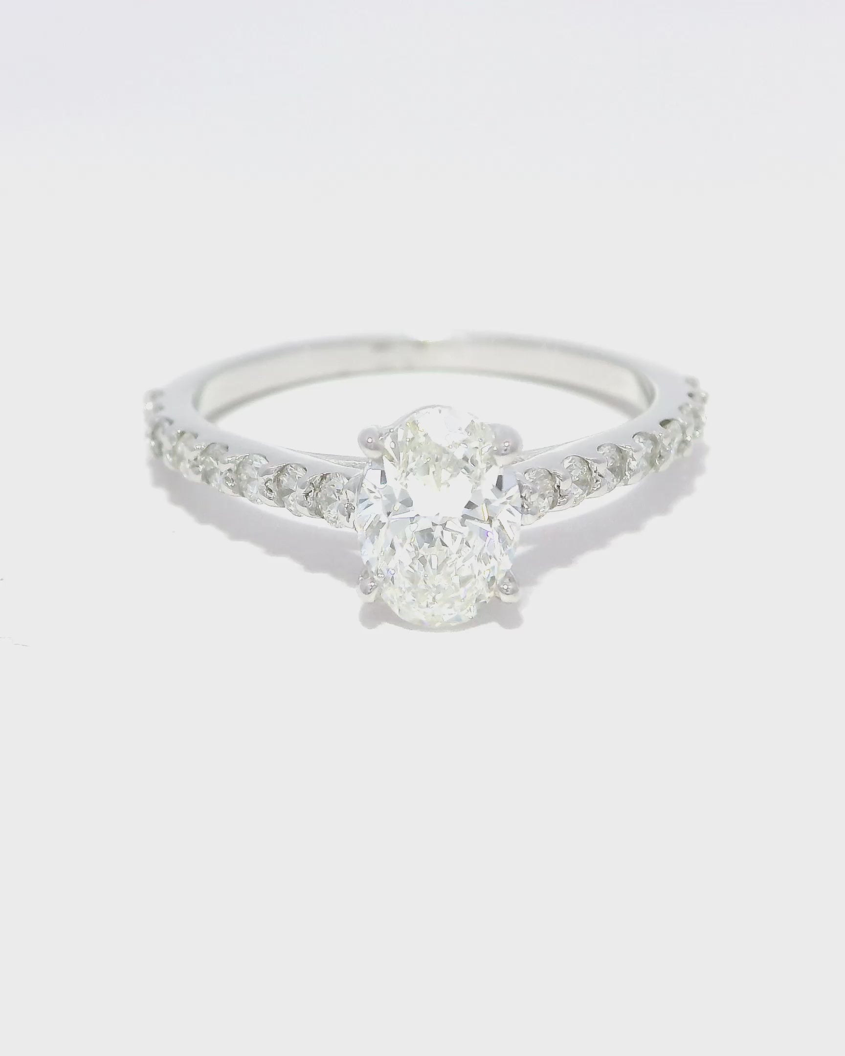 Anillo de compromiso oval oro blanco 18k ley
