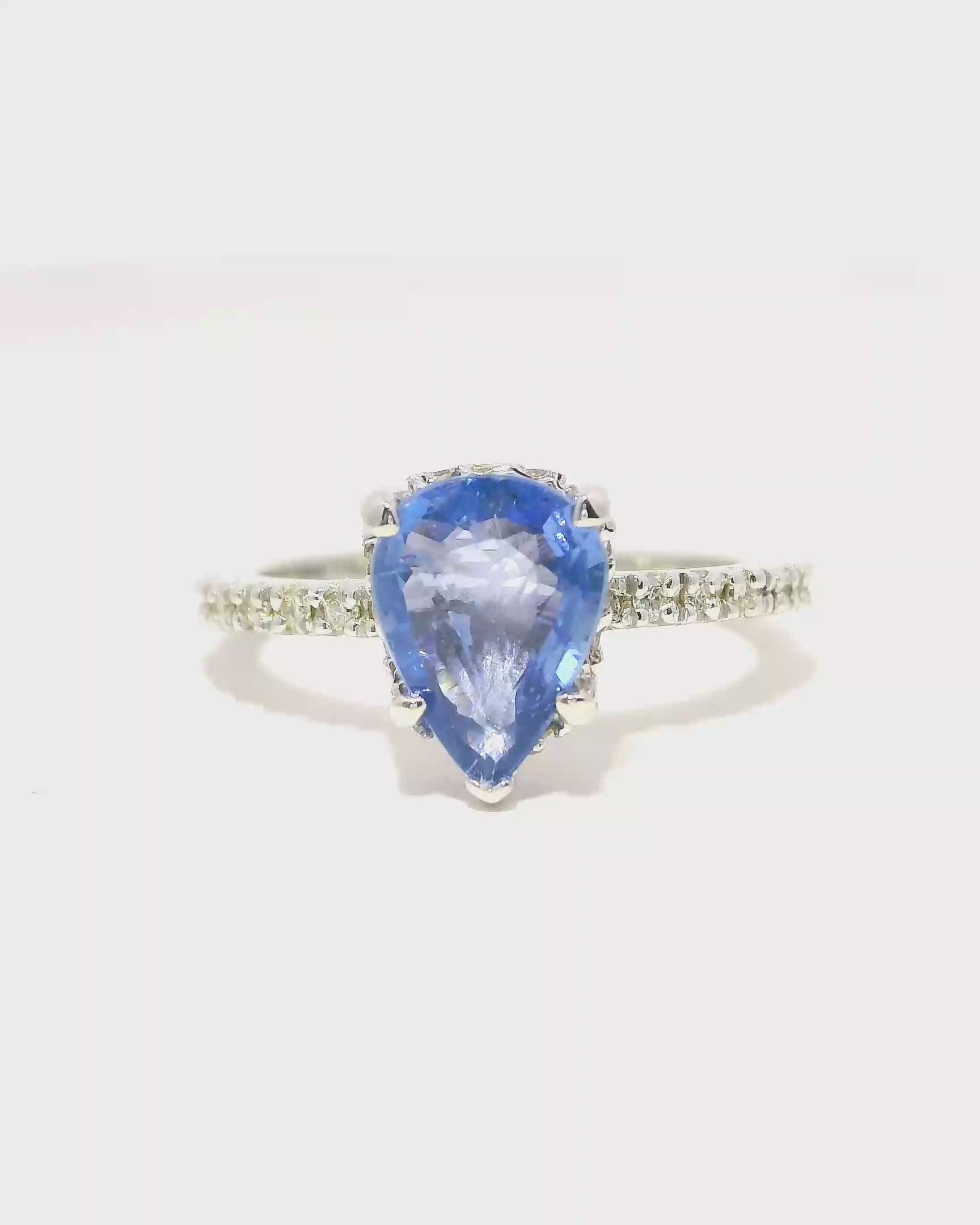 Anillo Solitario en Oro Blanco con Zafiro Azul de 1.5 cts.