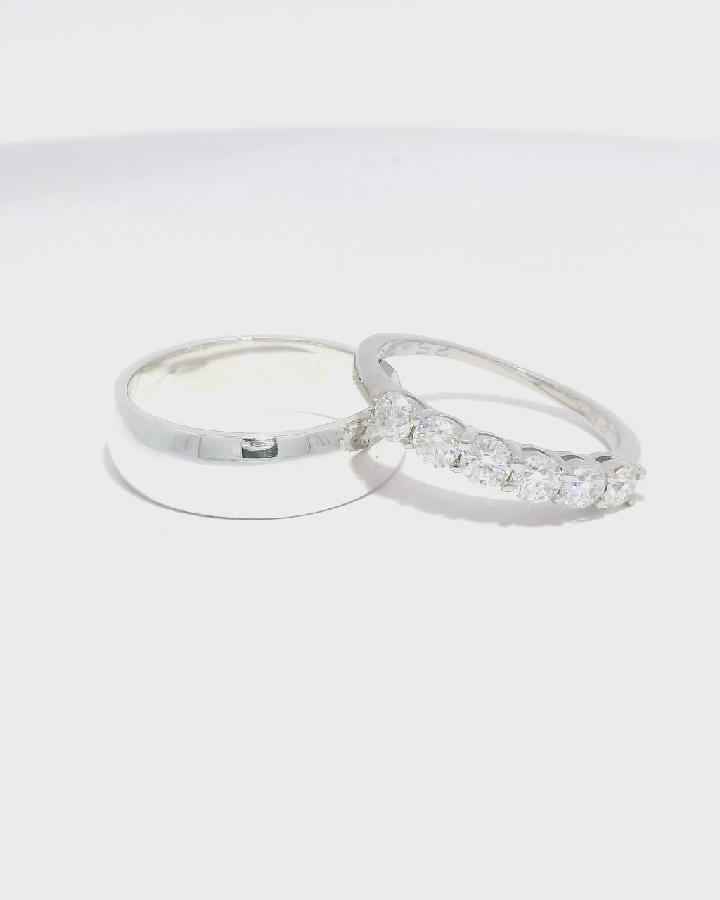 Anillos de matrimonio en oro blanco 18k ley liso y medio cintillo