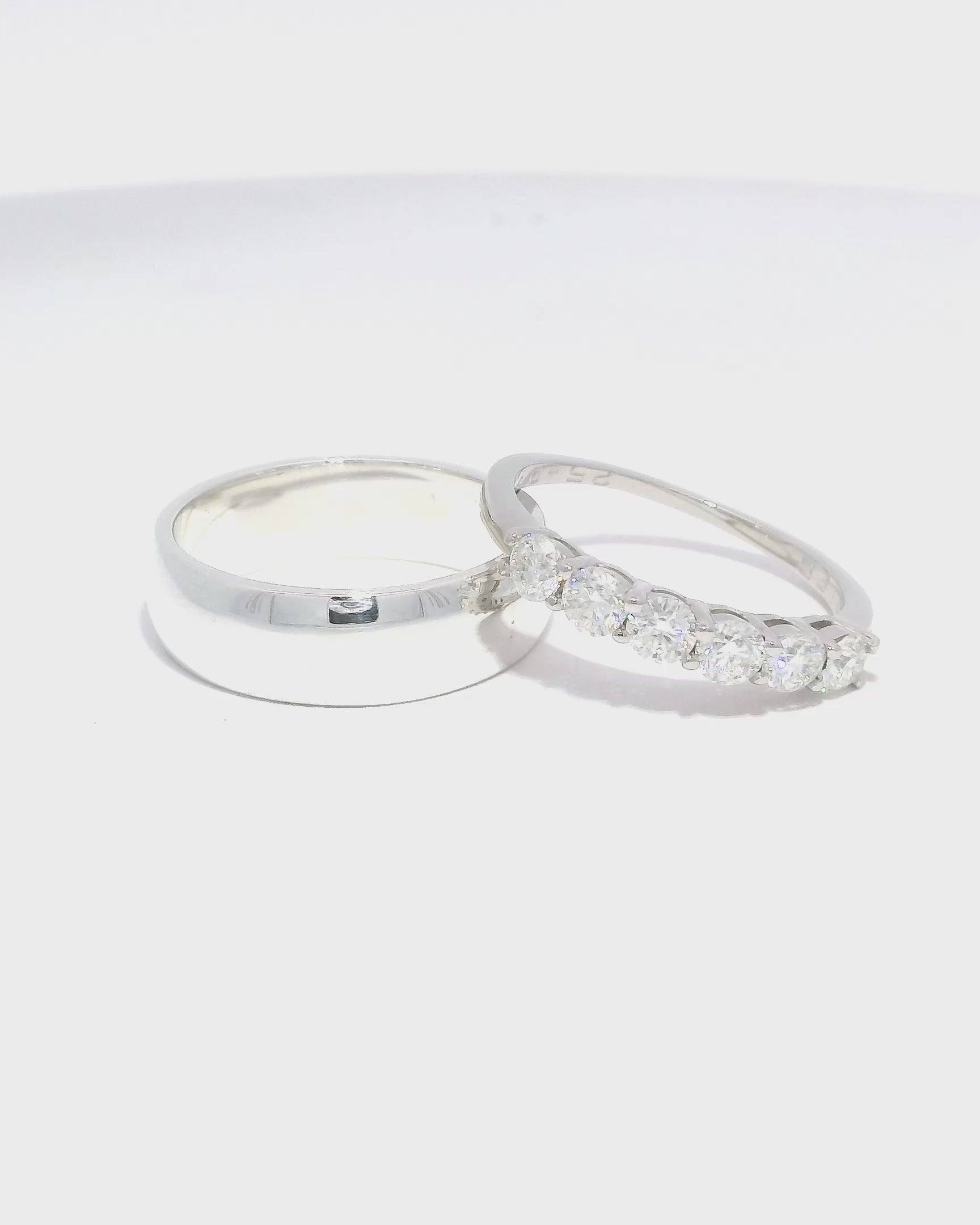 Anillos de matrimonio en oro blanco 18k ley liso y medio cintillo