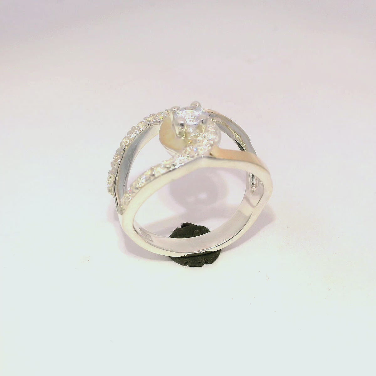 Anillo de zircón blanco en plata con oro