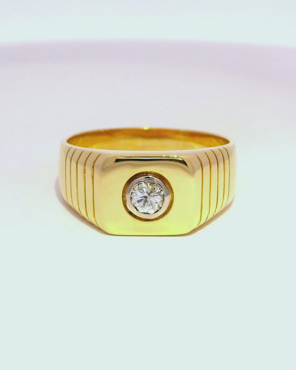Anillo de hombre en oro amarillo 18k ley con diamante de 0,30 cts