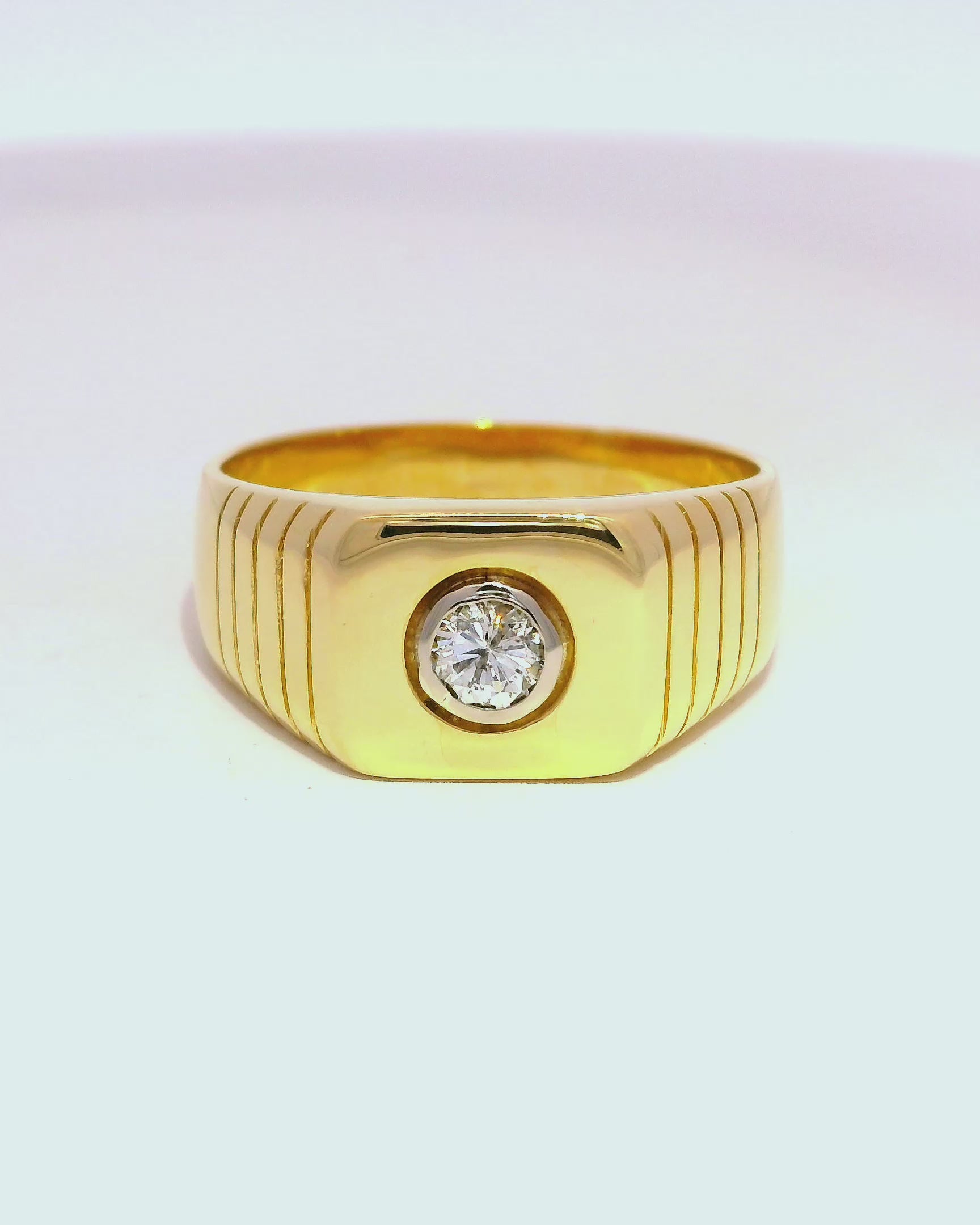 Anillo de hombre en oro amarillo 18k ley con diamante de 0,30 cts