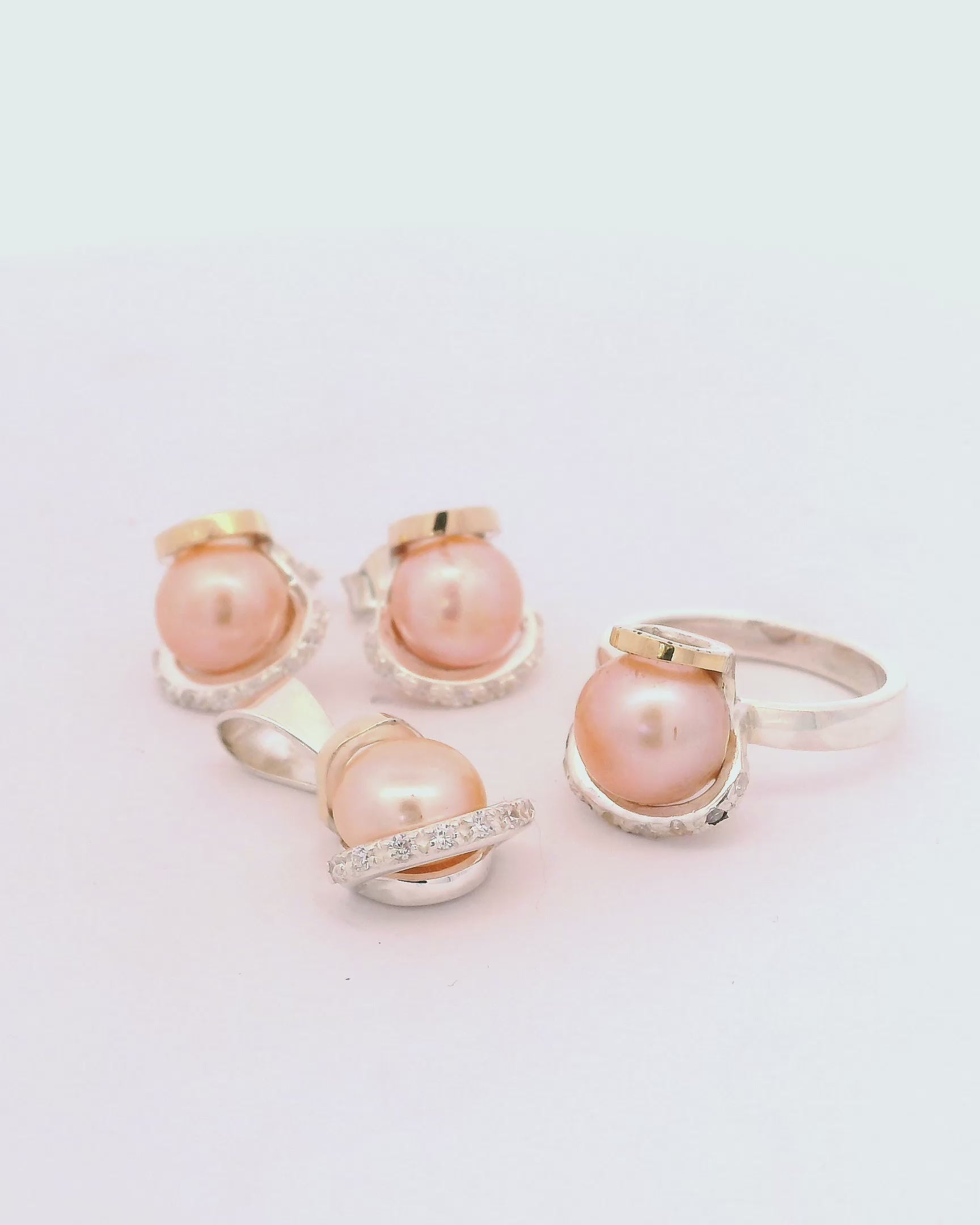 Conjunto de joyería con perlas rosadas