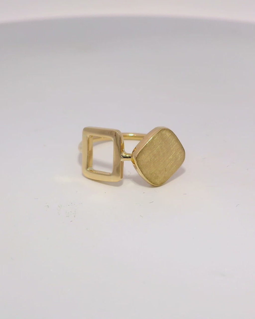 Anillo moderno de diseño minimalista en oro amarillo 18k ley