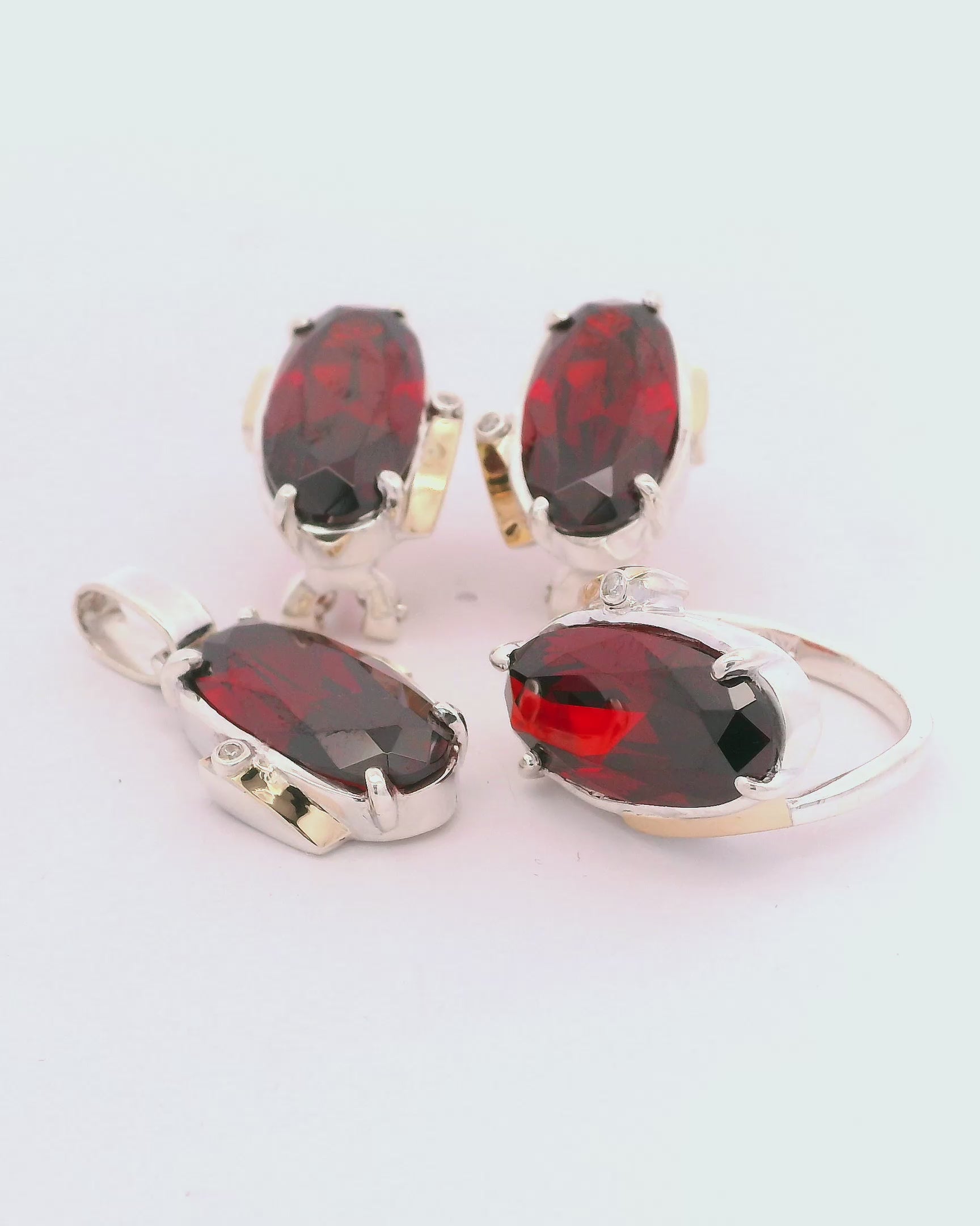 Conjunto de joyas con zircones granates