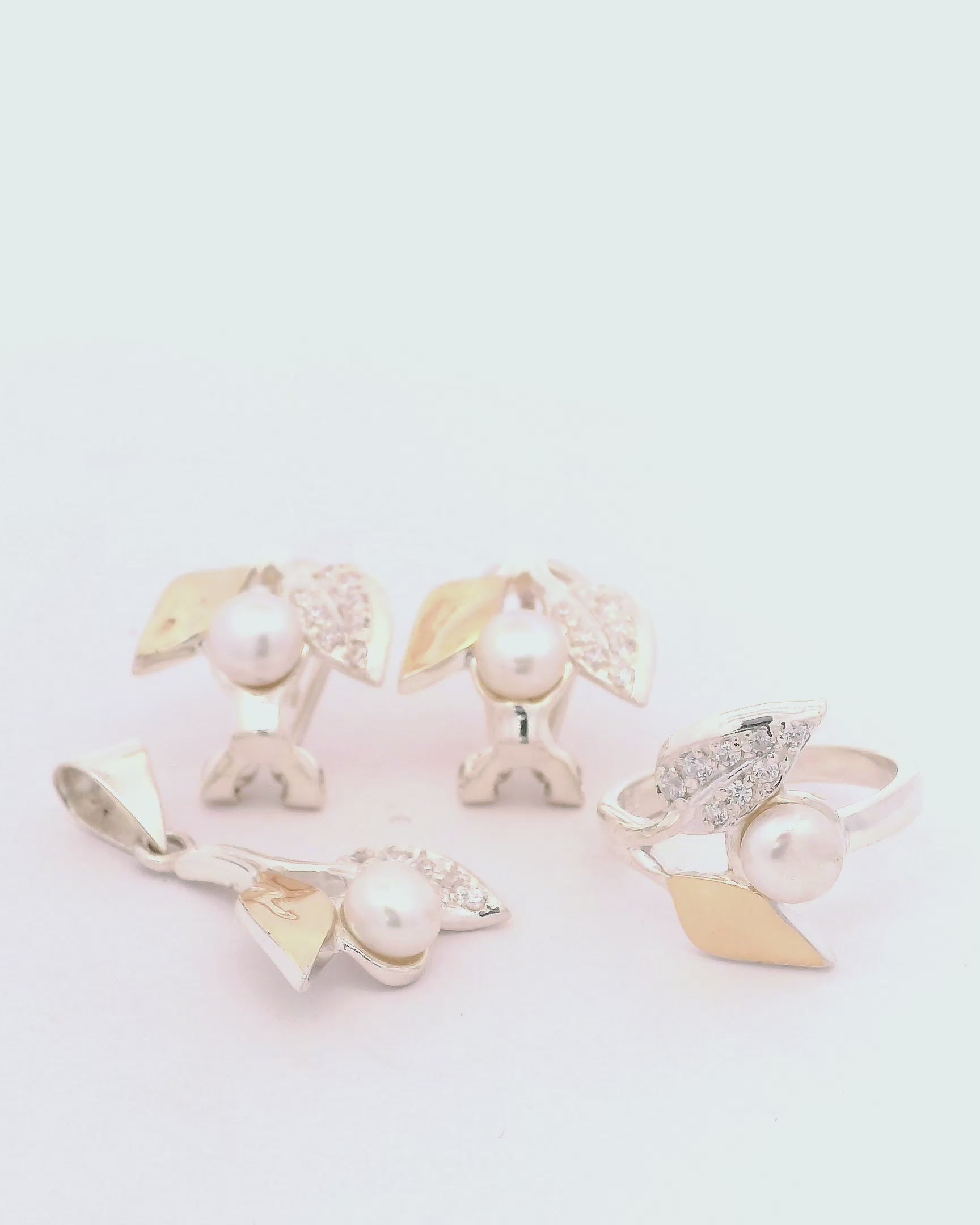 Conjunto de joyería elegante con perla blanca