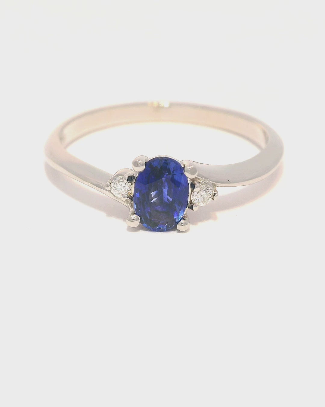 Anillo de zafiro oval oro blanco 18k 1,3 mm