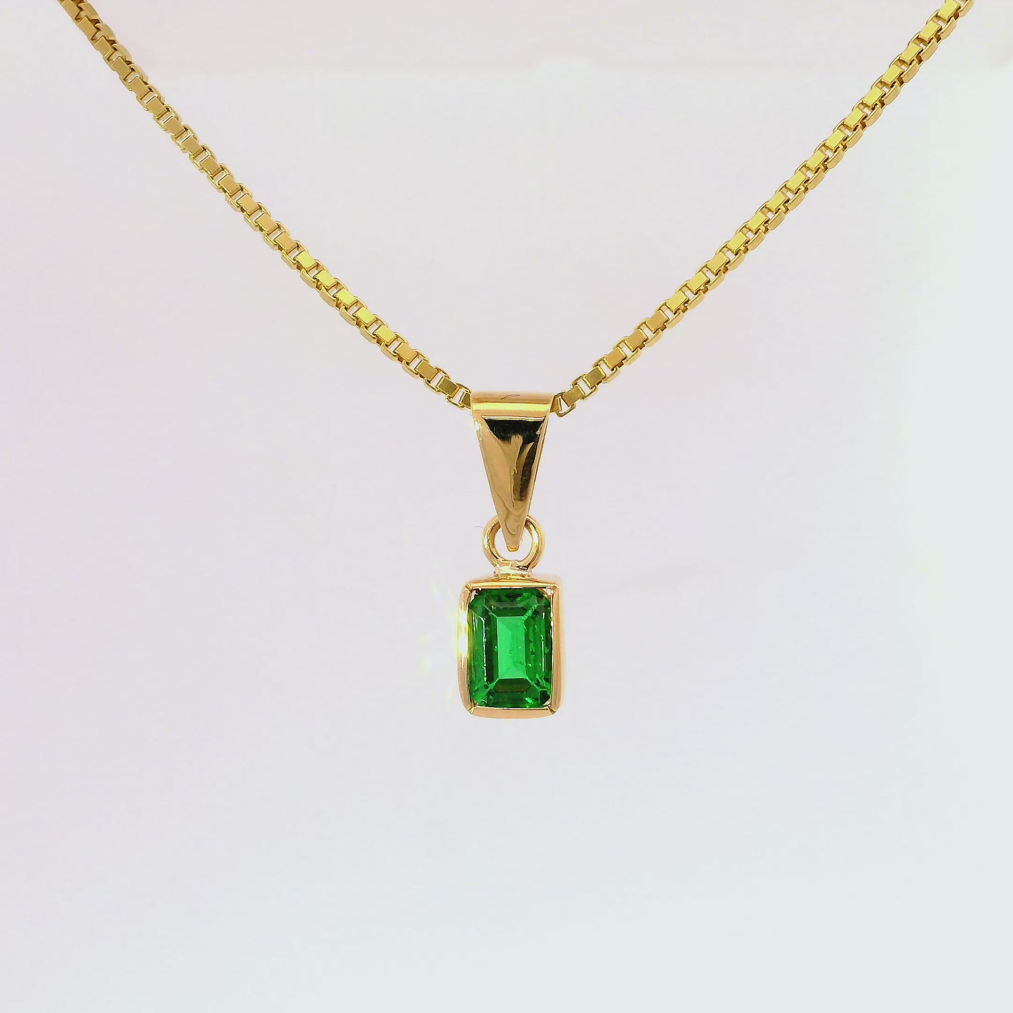 Colgante con esmeralda en oro amarillo 18k ley