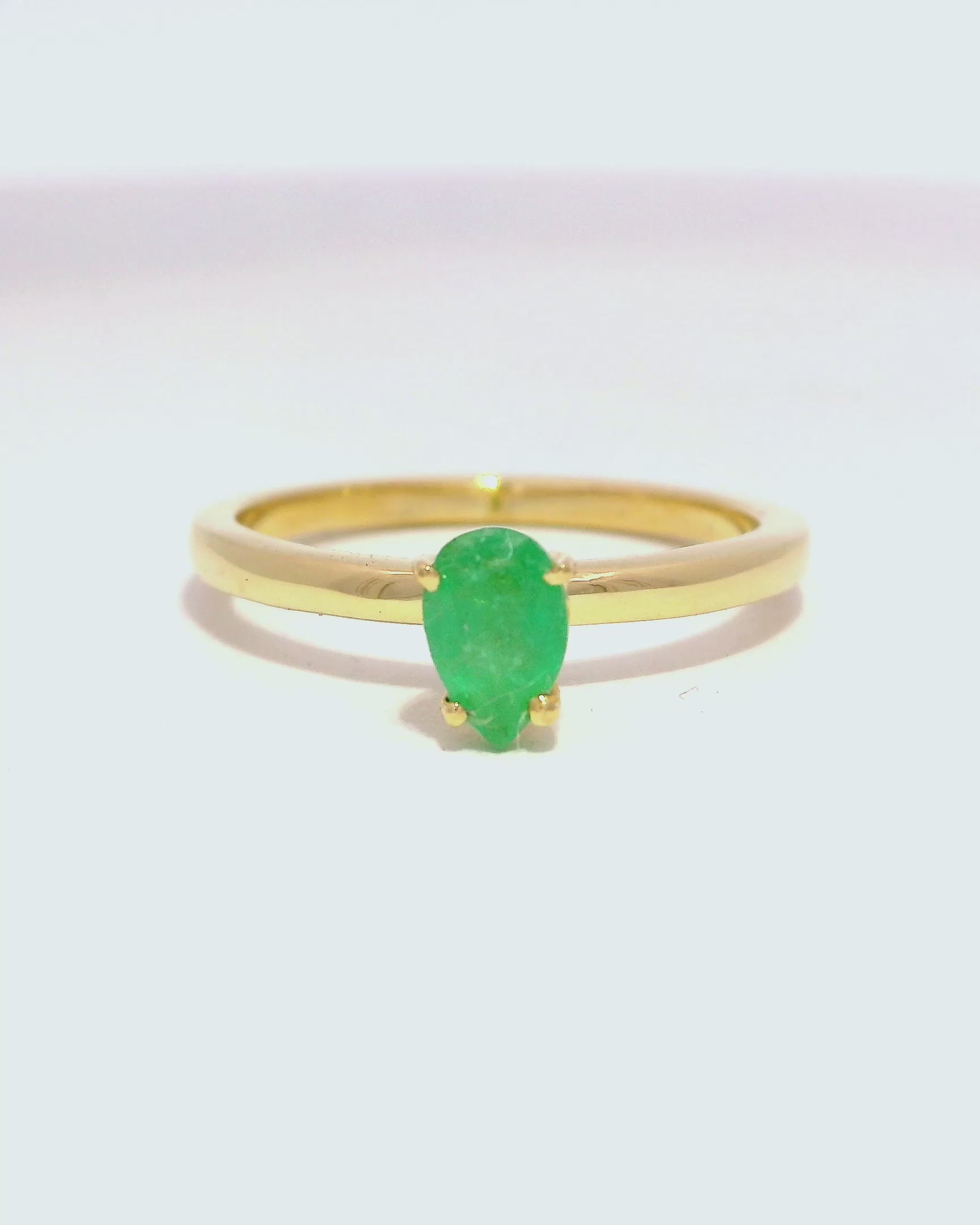 Anillo de esmeralda natural elegante en oro amarillo 18k ley