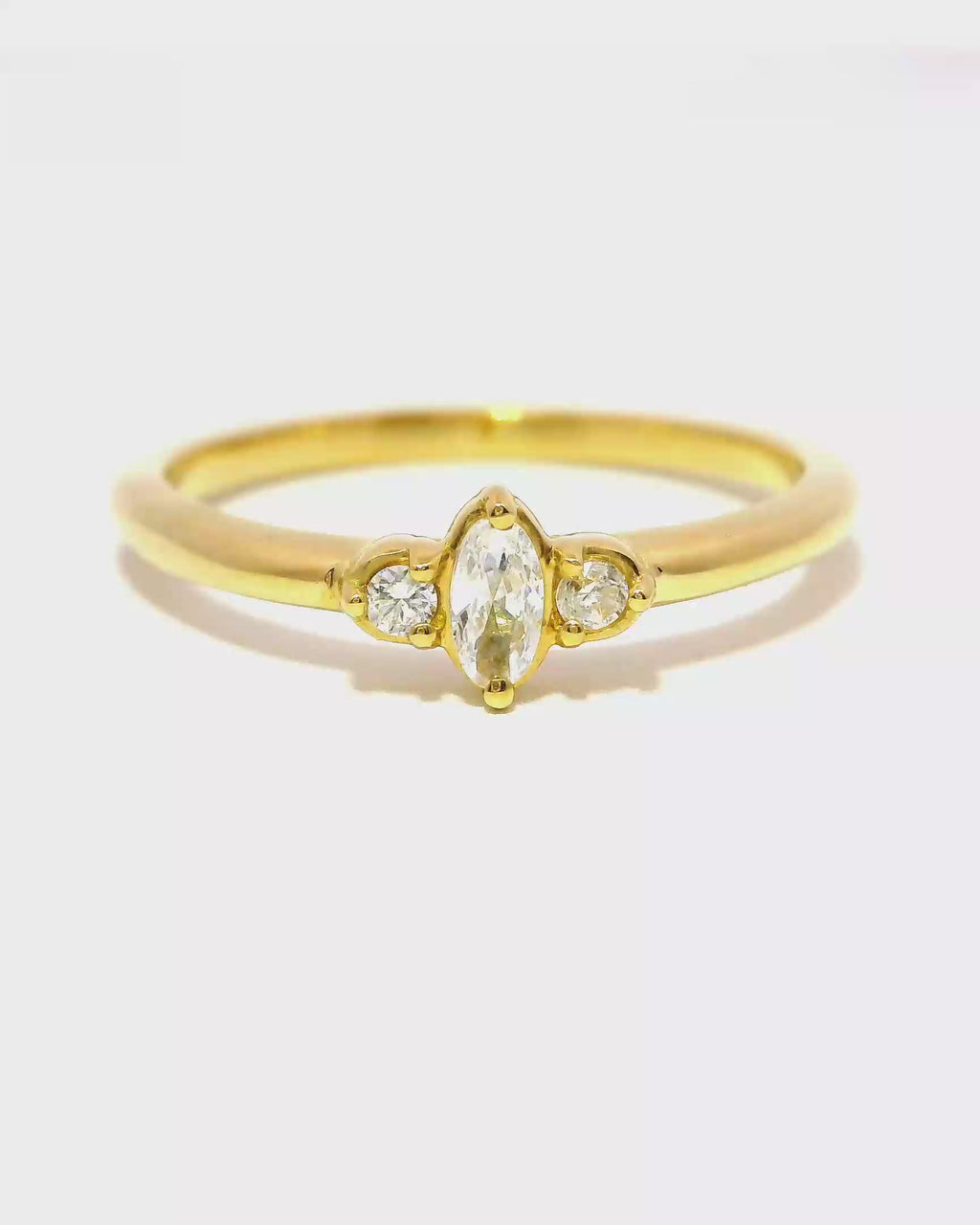 Anillo de Oro Amarillo con Diamante Marquesa de 0.25cts