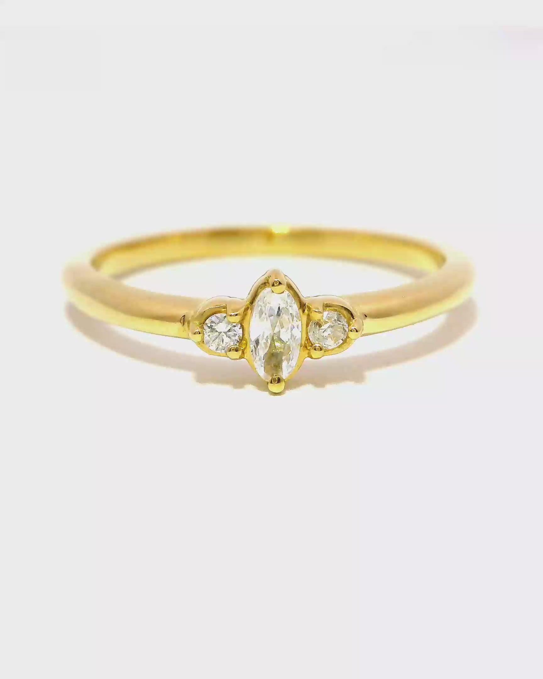 Anillo de Oro Amarillo con Diamante Marquesa de 0.25cts