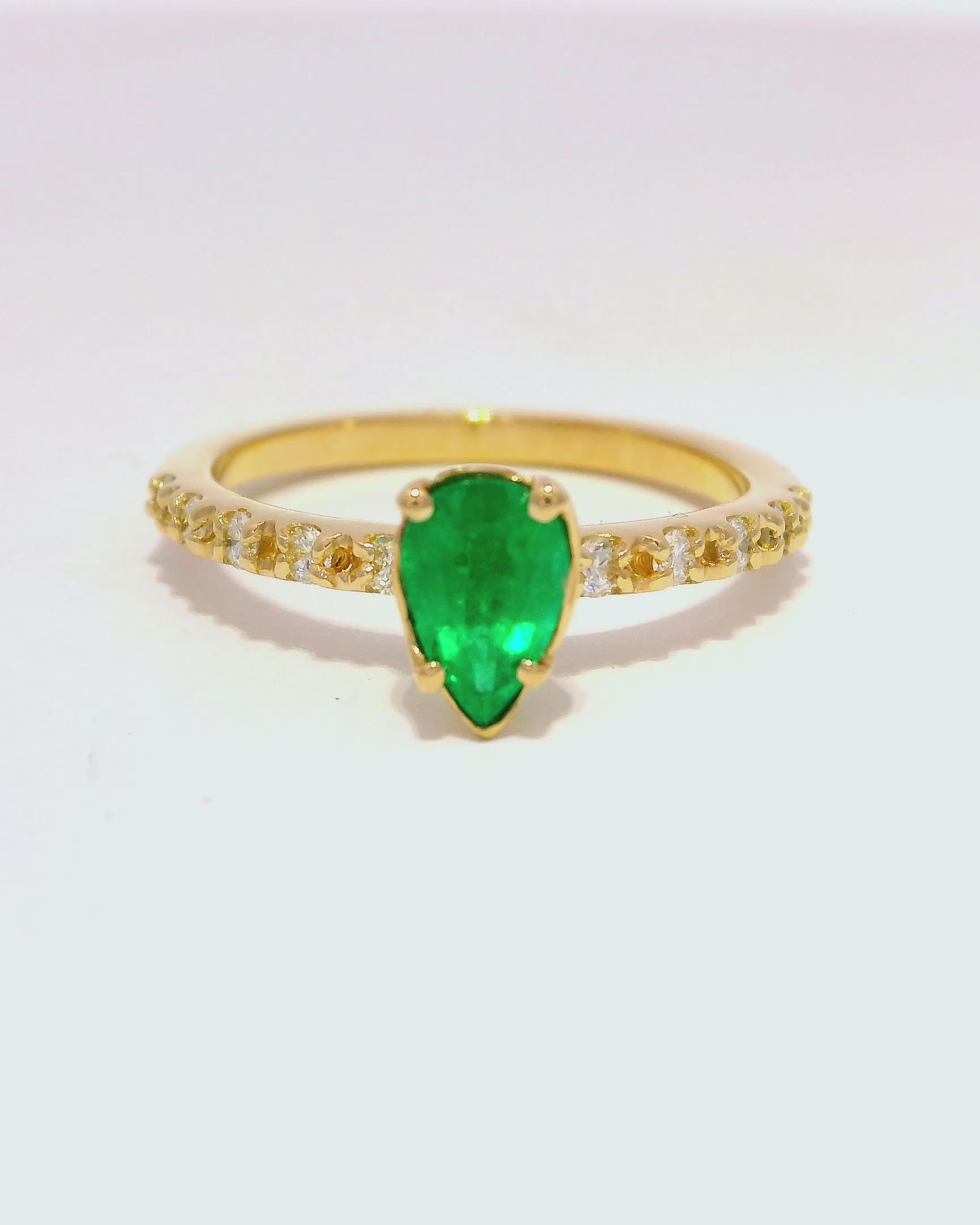 Anillo de oro amarillo 18k ley con esmeralda  gota
