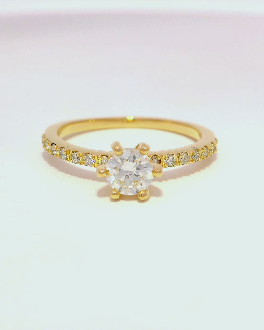 Anillo de compromiso en oro amarillo 18k ley con diamantes