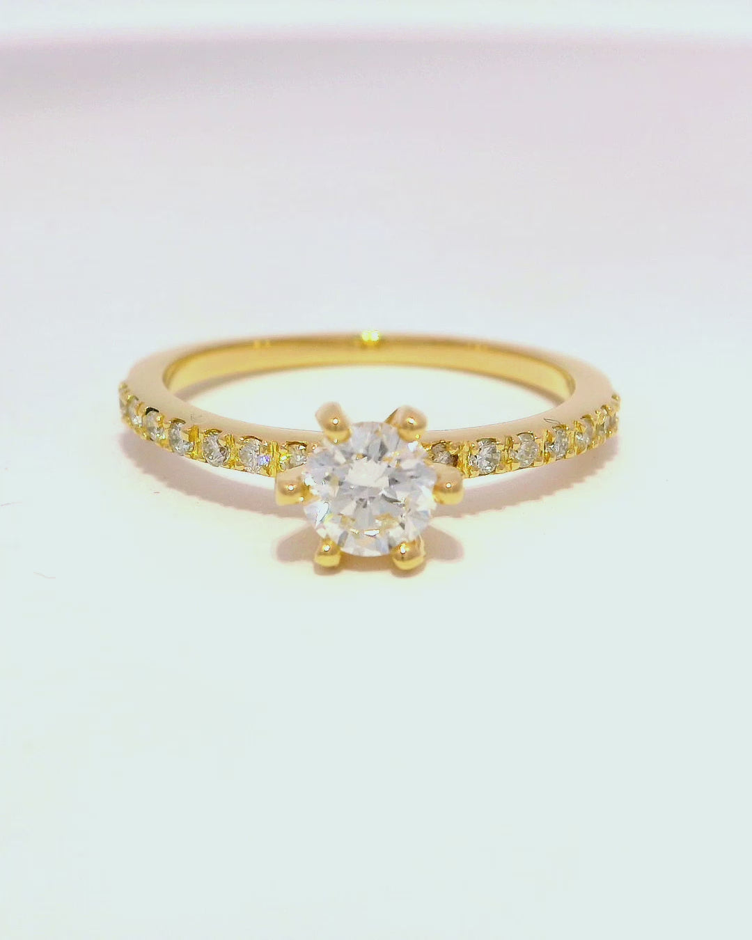 Anillo de compromiso en oro amarillo 18k ley con diamantes