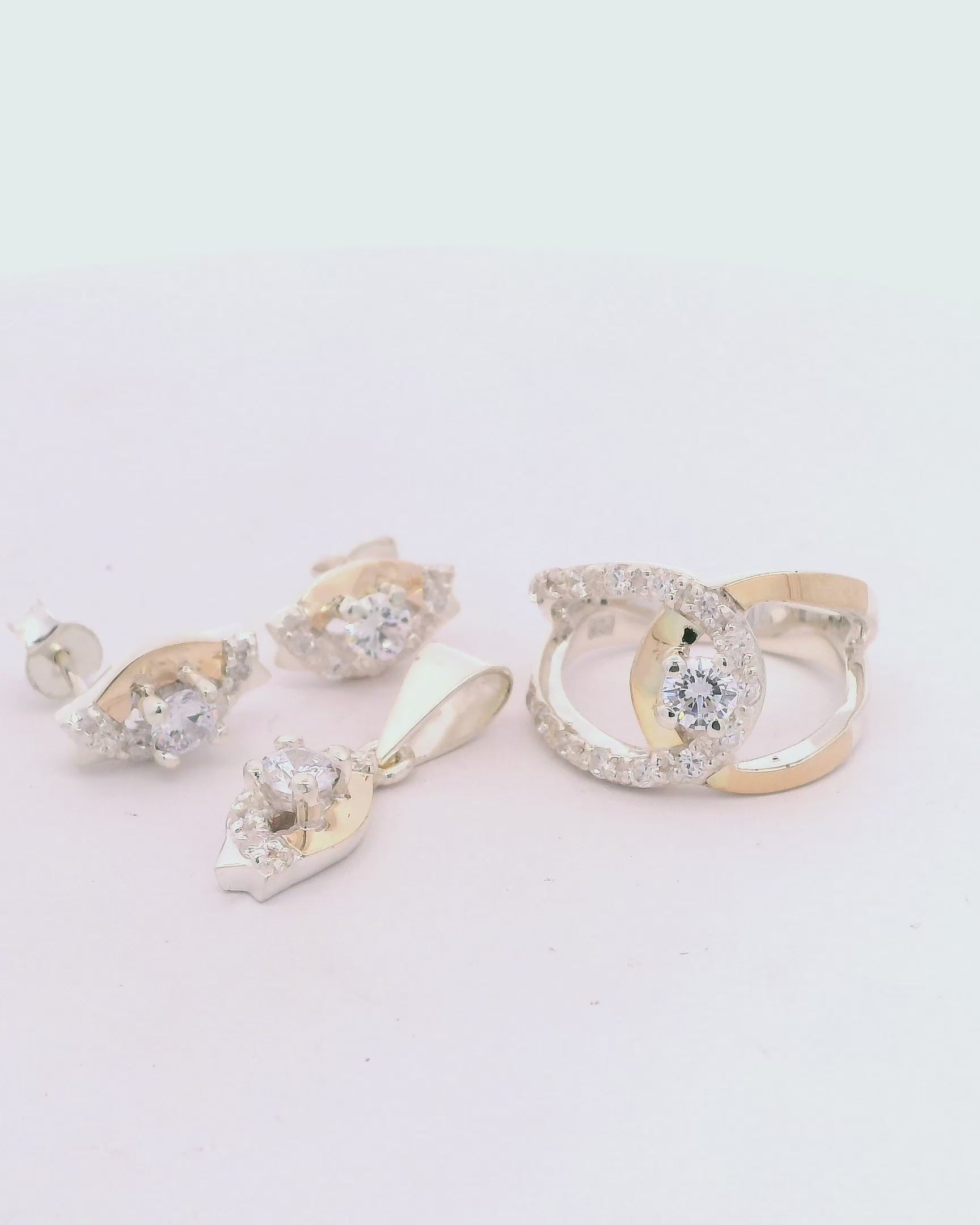 Conjunto de joyería con zircones blancos