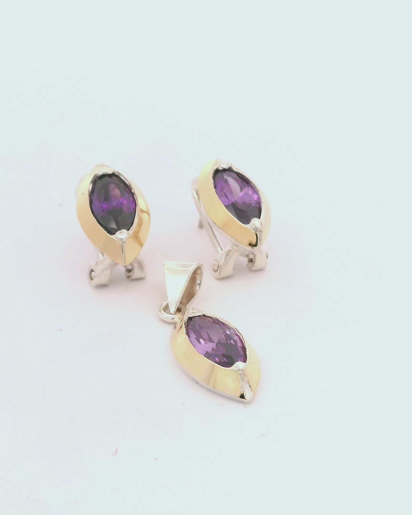 Aretes y dijes de plata con oro con zircones morados