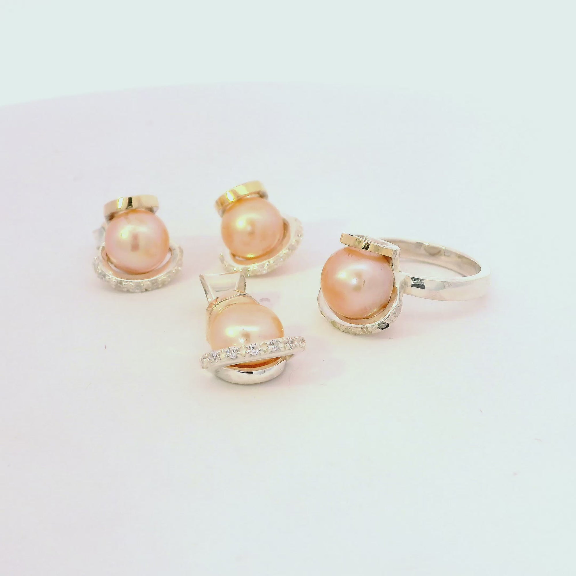 Conjunto de joyas con perlas rosadas en plata con oro