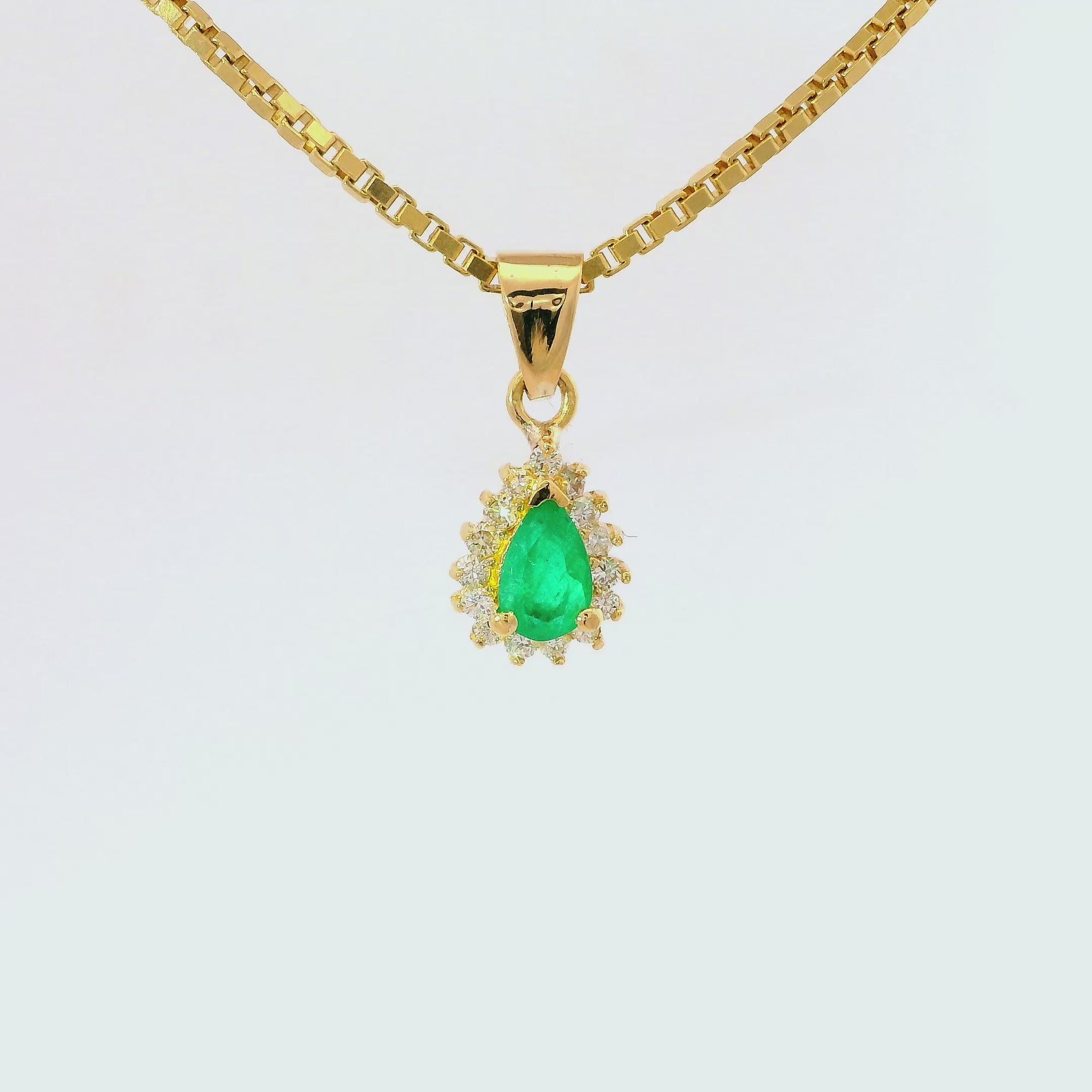 Elegante colgante de esmeralda en oro 18k ley