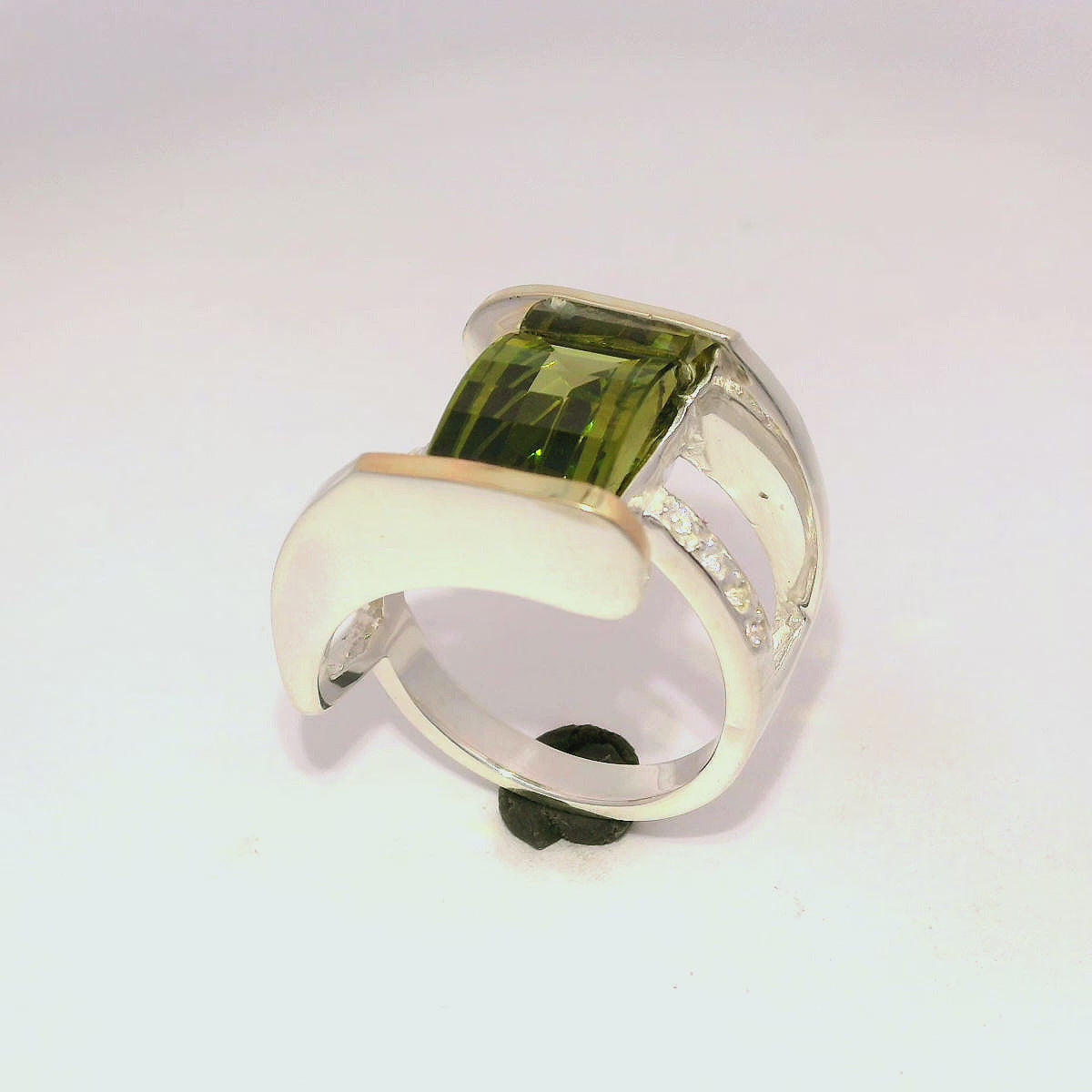 Anillo elegante con zircón verde olivo