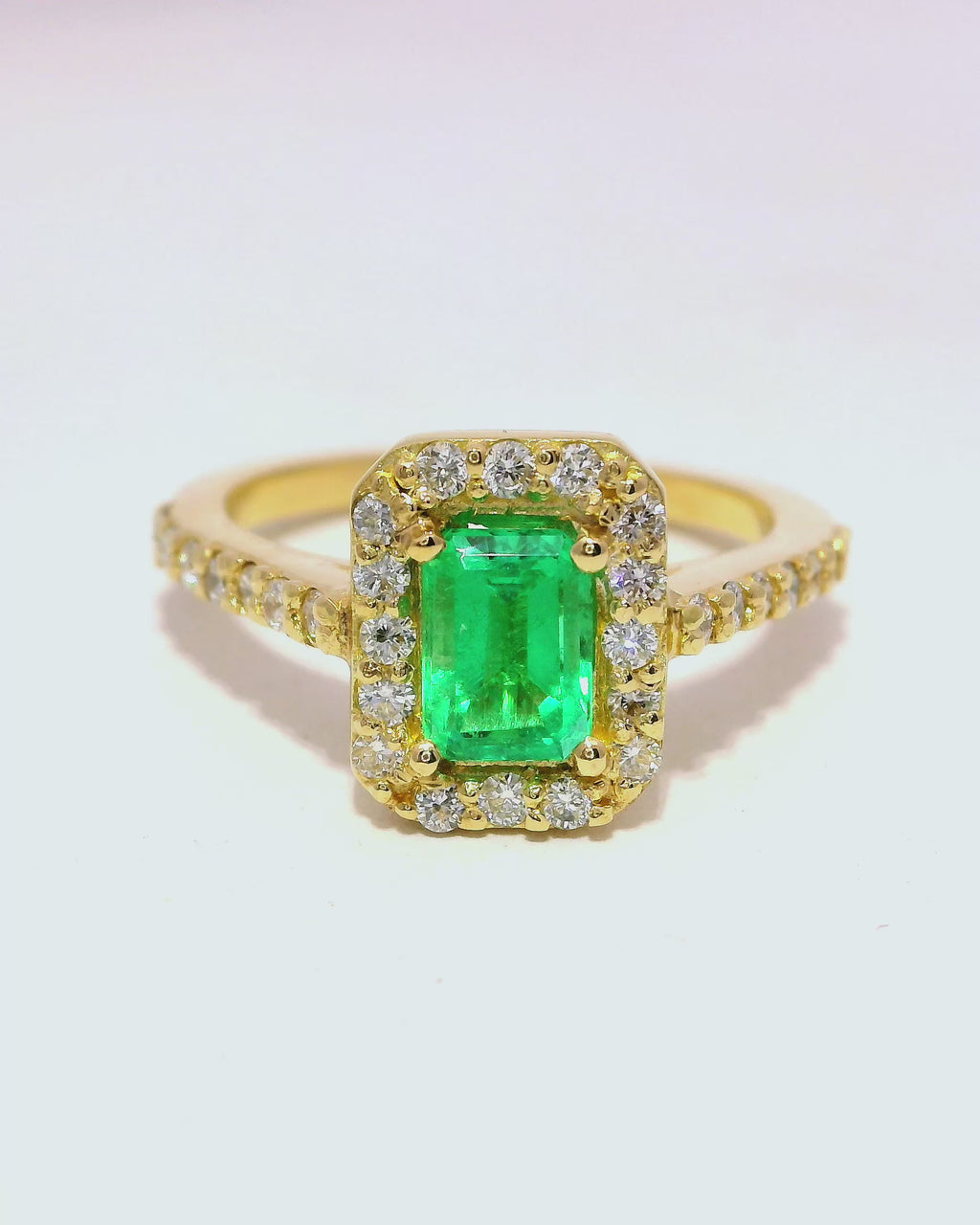 Anillo de esmeralda con Halo