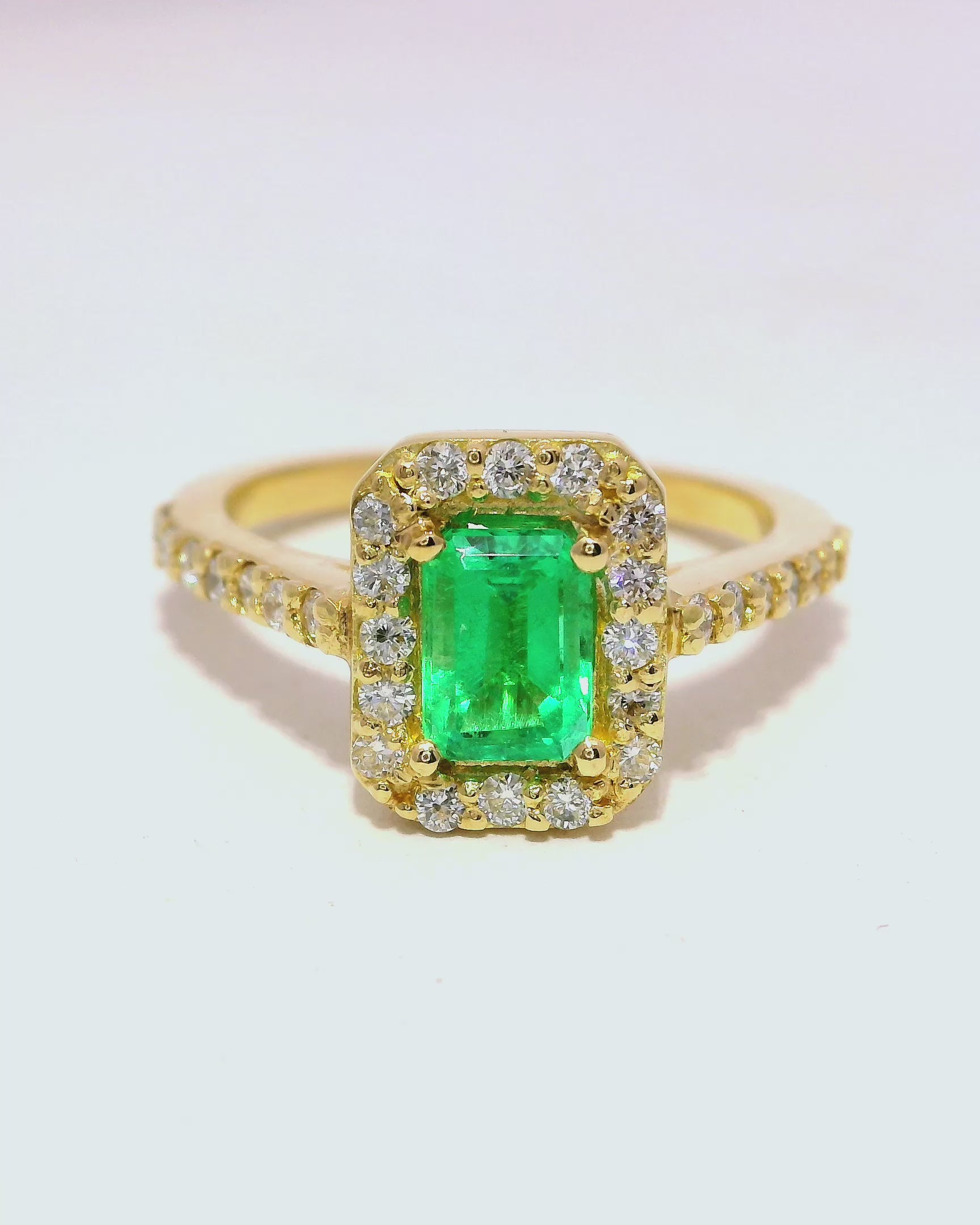 Anillo de esmeralda con Halo