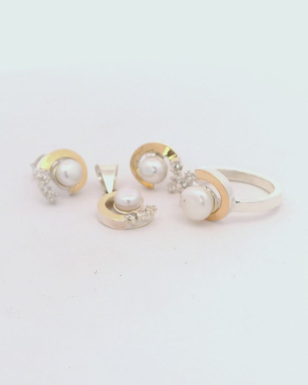 Conjunto de joyería elegante con perlas