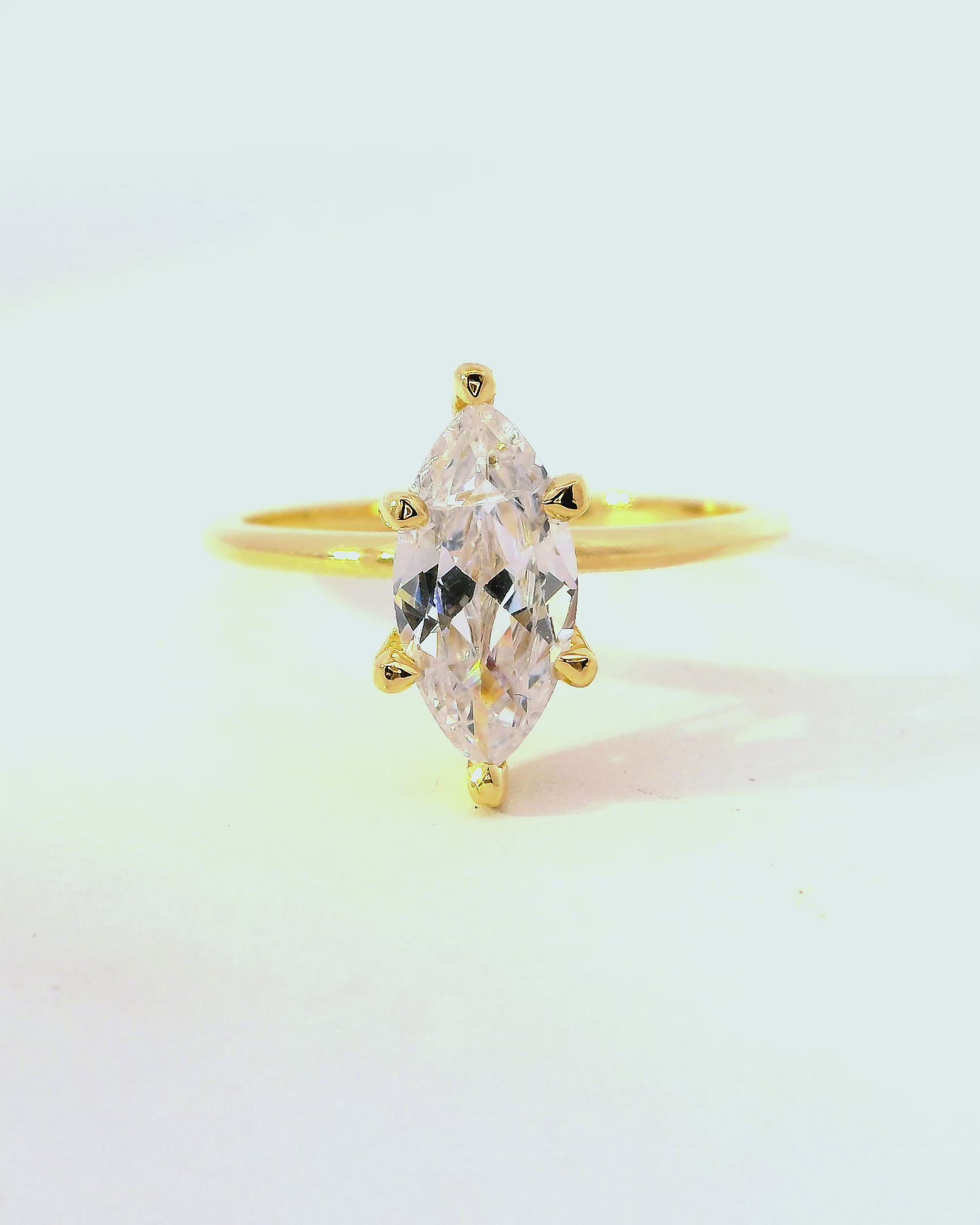 Anillo de compromiso en oro amarillo 18k ley con marquesa