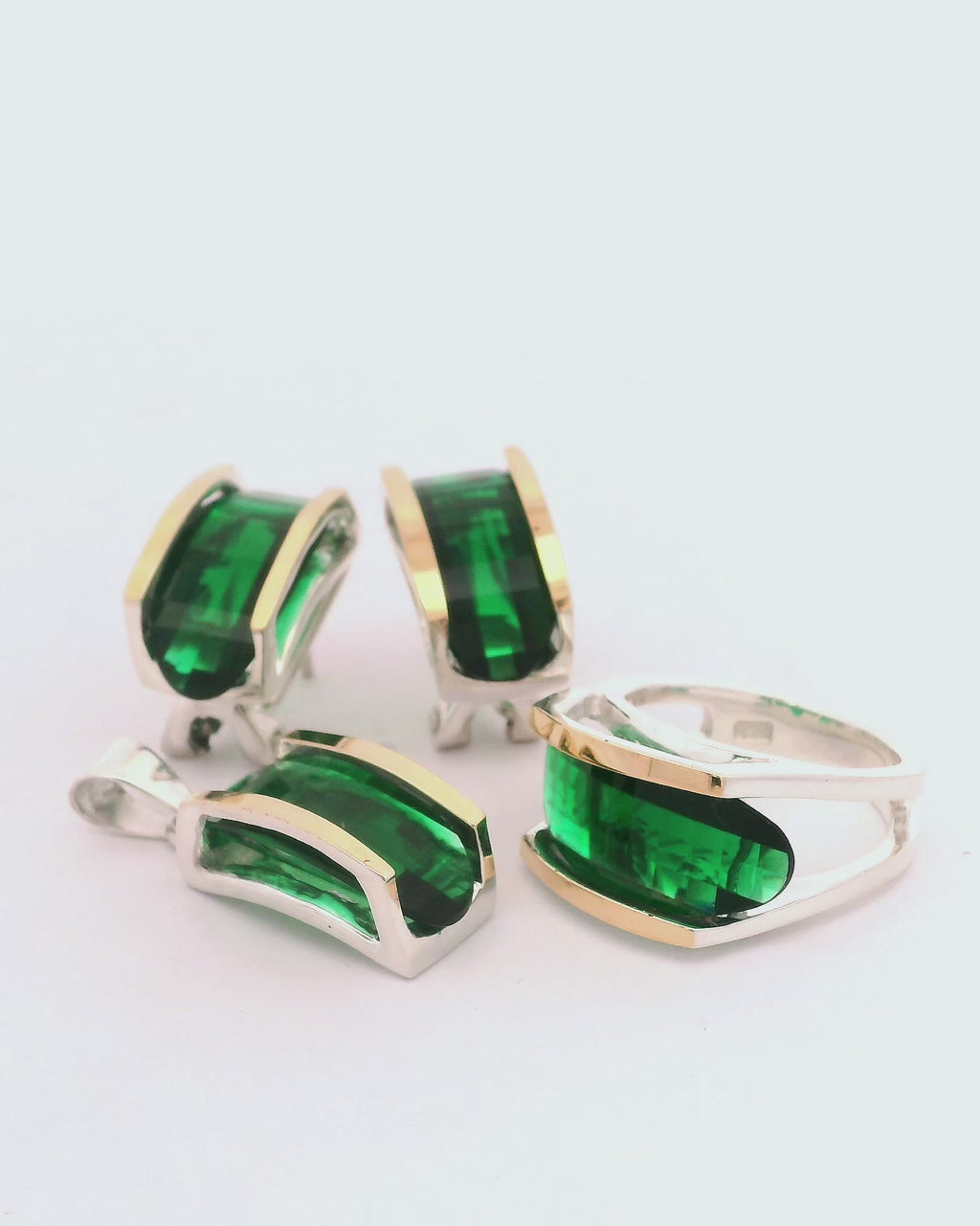 Conjunto de joyas con zircón color esmeralda