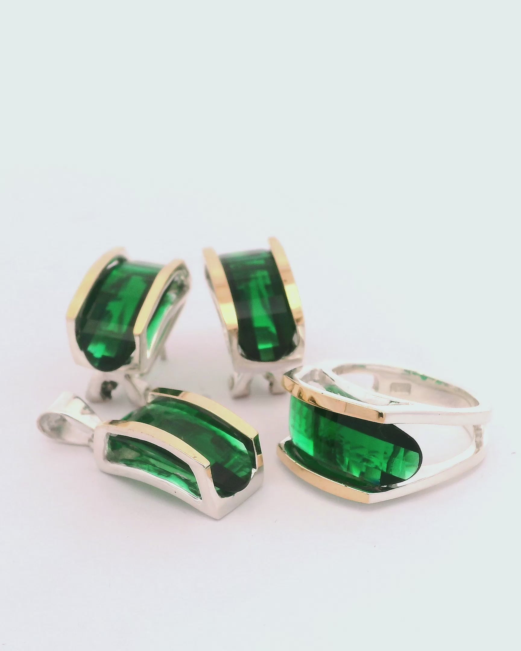 Conjunto de joyas con zircón color esmeralda