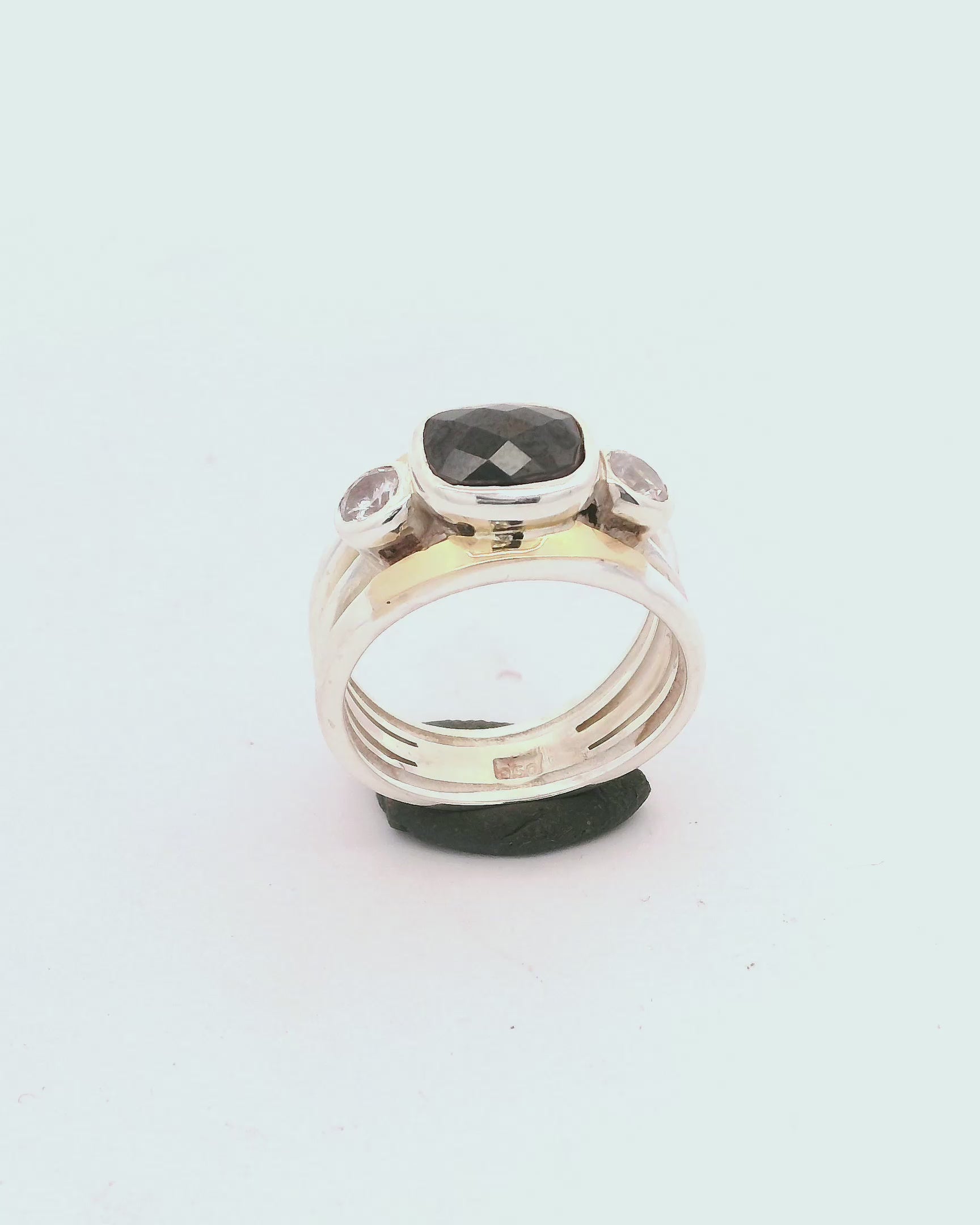 Anillo elegante con piedras preciosas