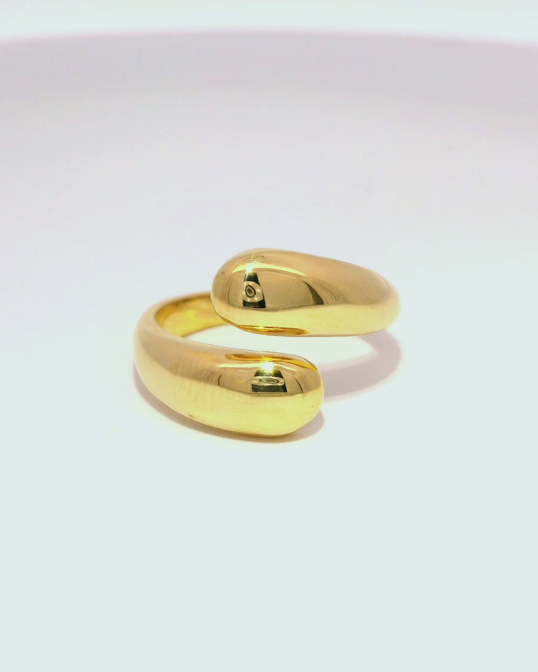 Anillo en oro amarillo 18k ley lagrima minimalista