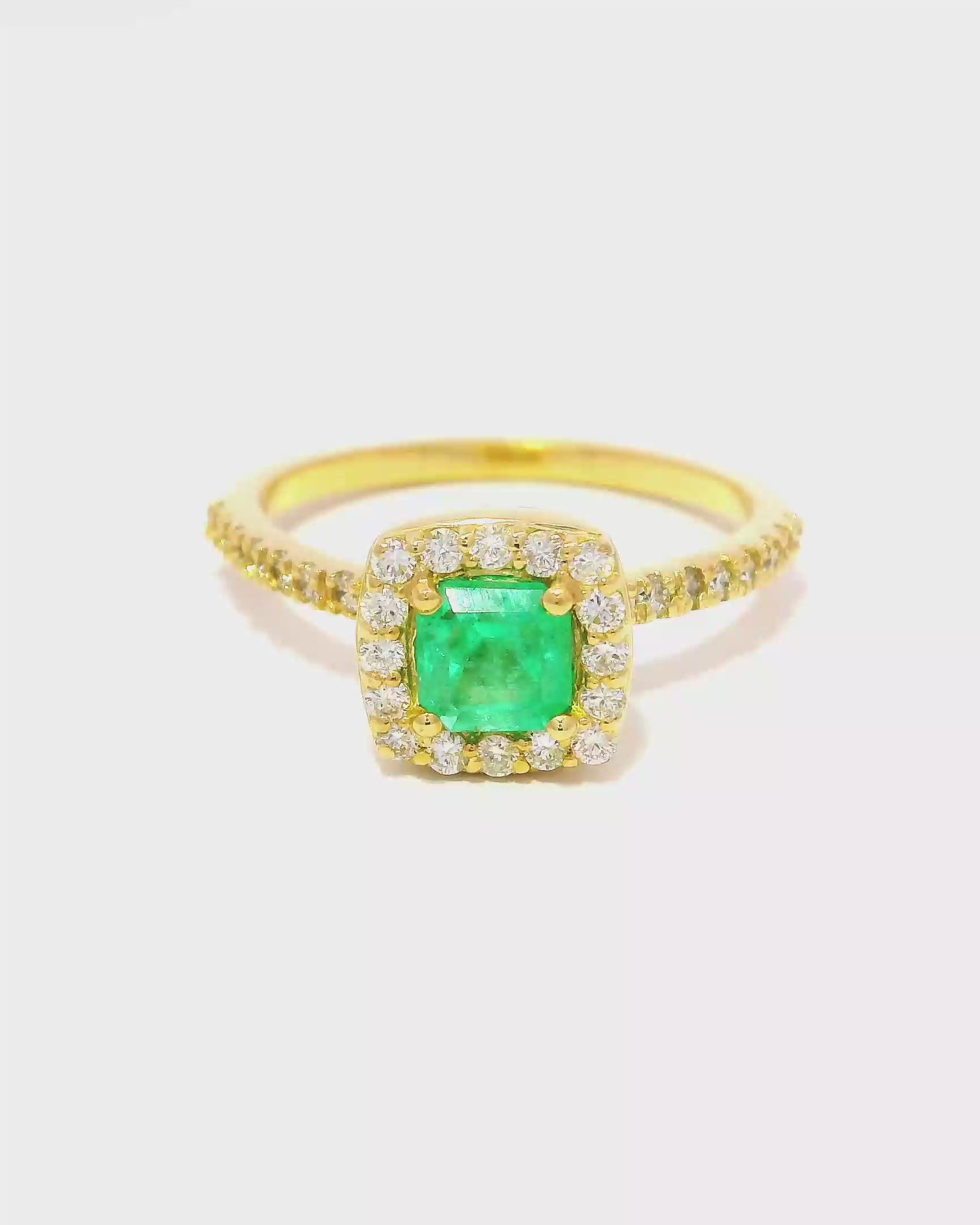 Anillo de oro amarillo 18k Ley con esmeralda de 0.70 cts.