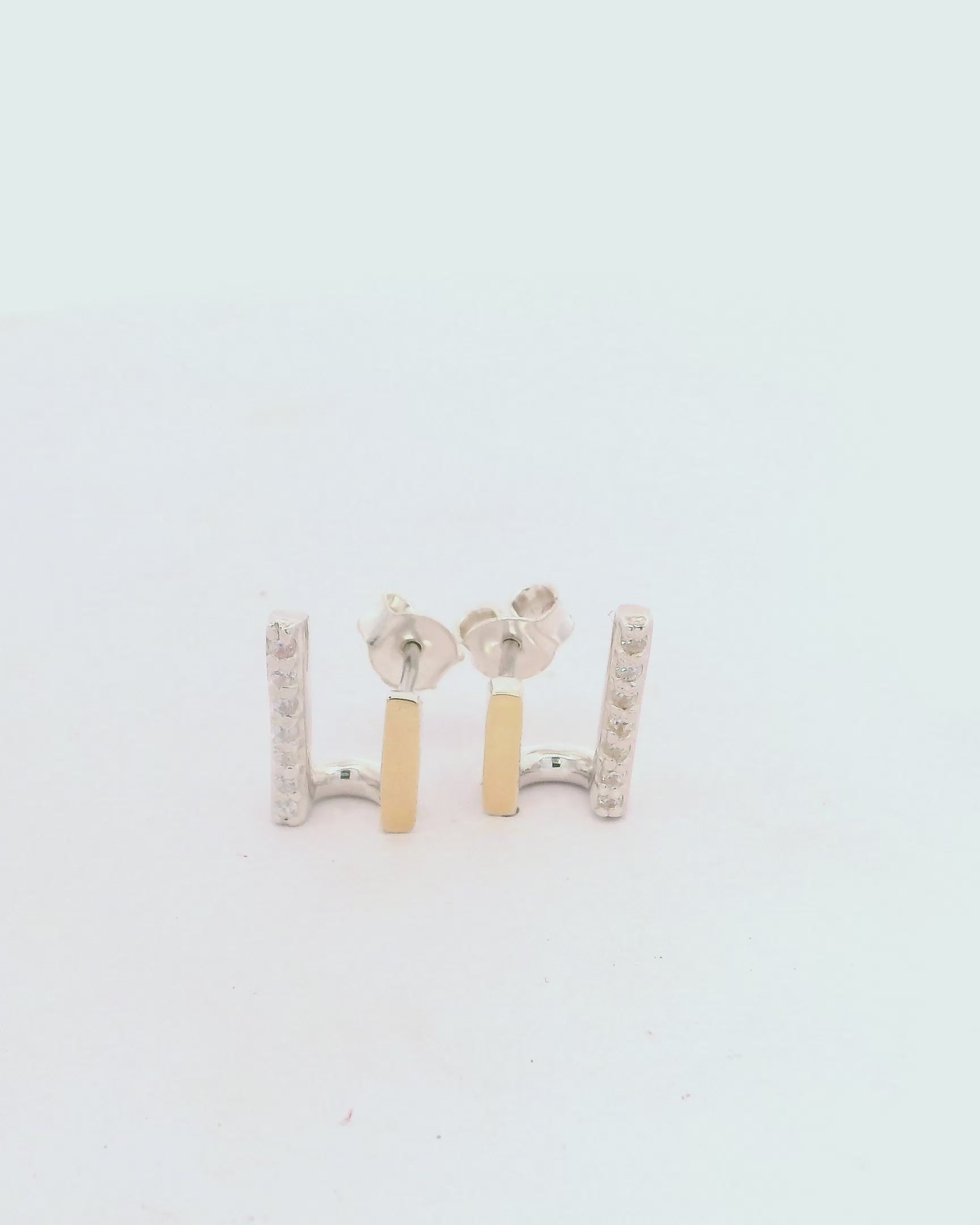 Aretes elegantes de plata con oro