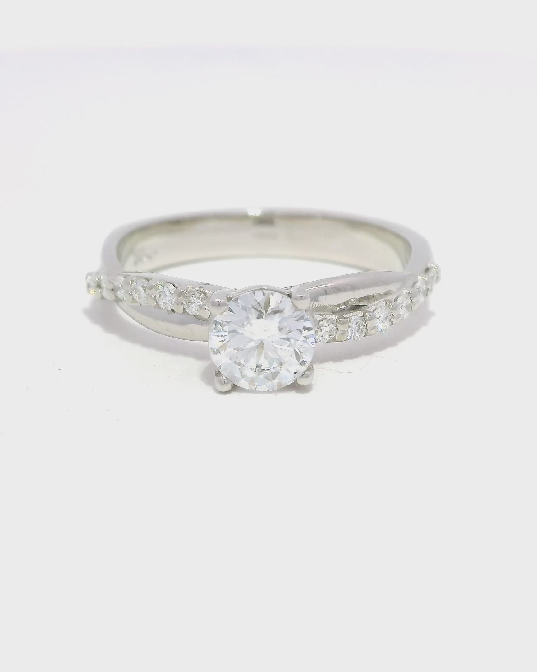Anillo de compromiso entrelazado en oro blanco 18k ley