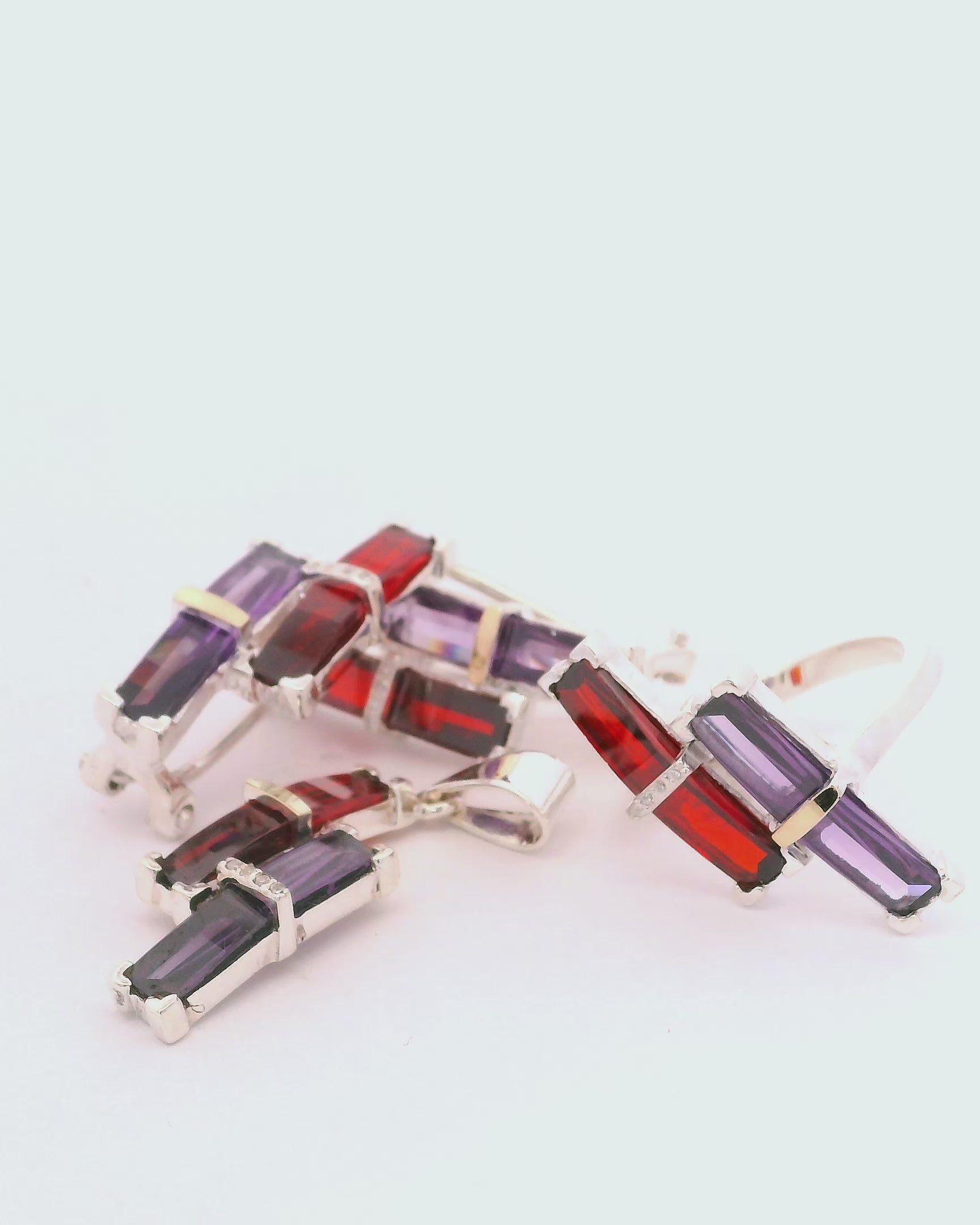 Conjunto de joyas con zircones granates y morados