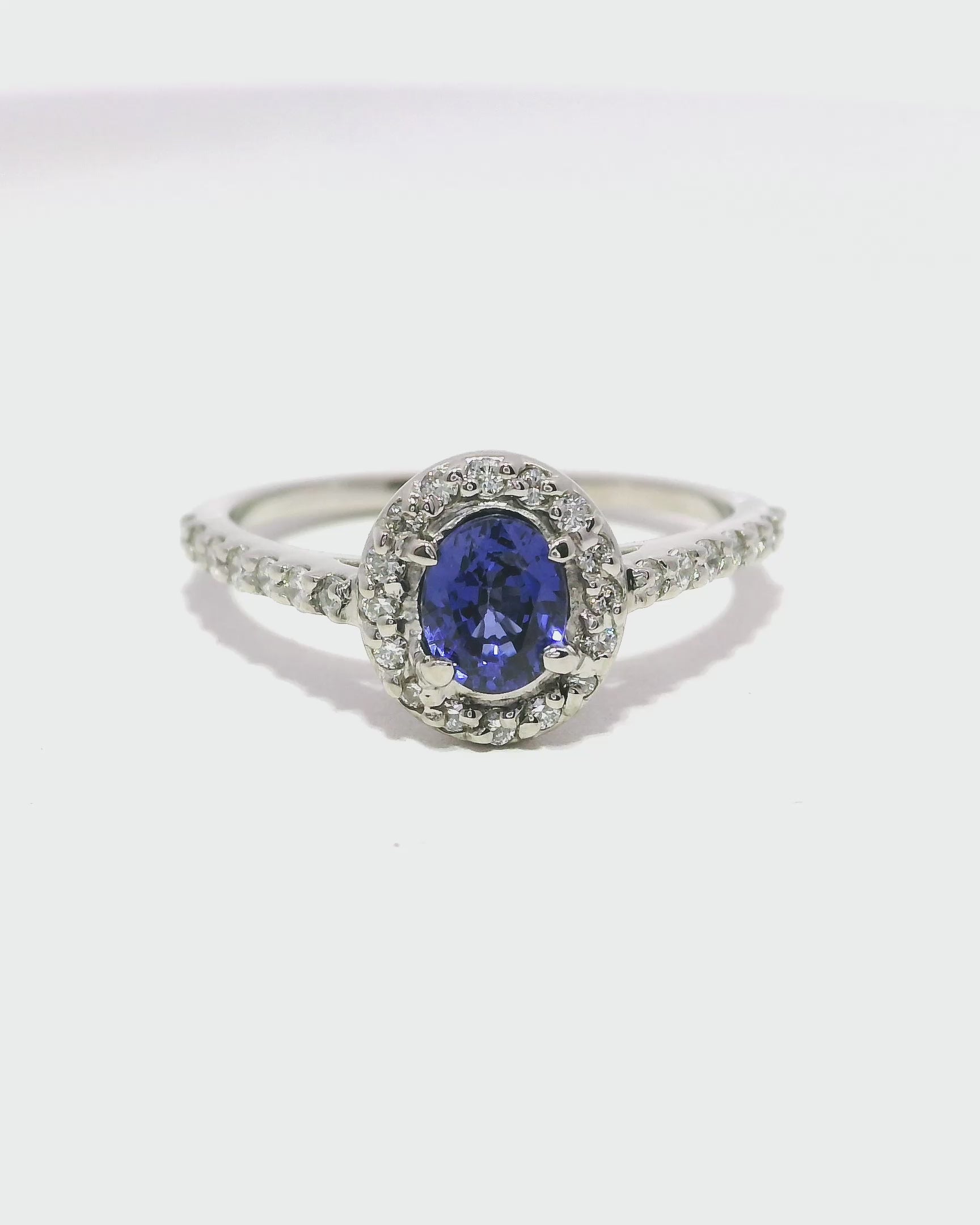 Anillo de zafiro oval deslumbrante en oro blando 18k Ley