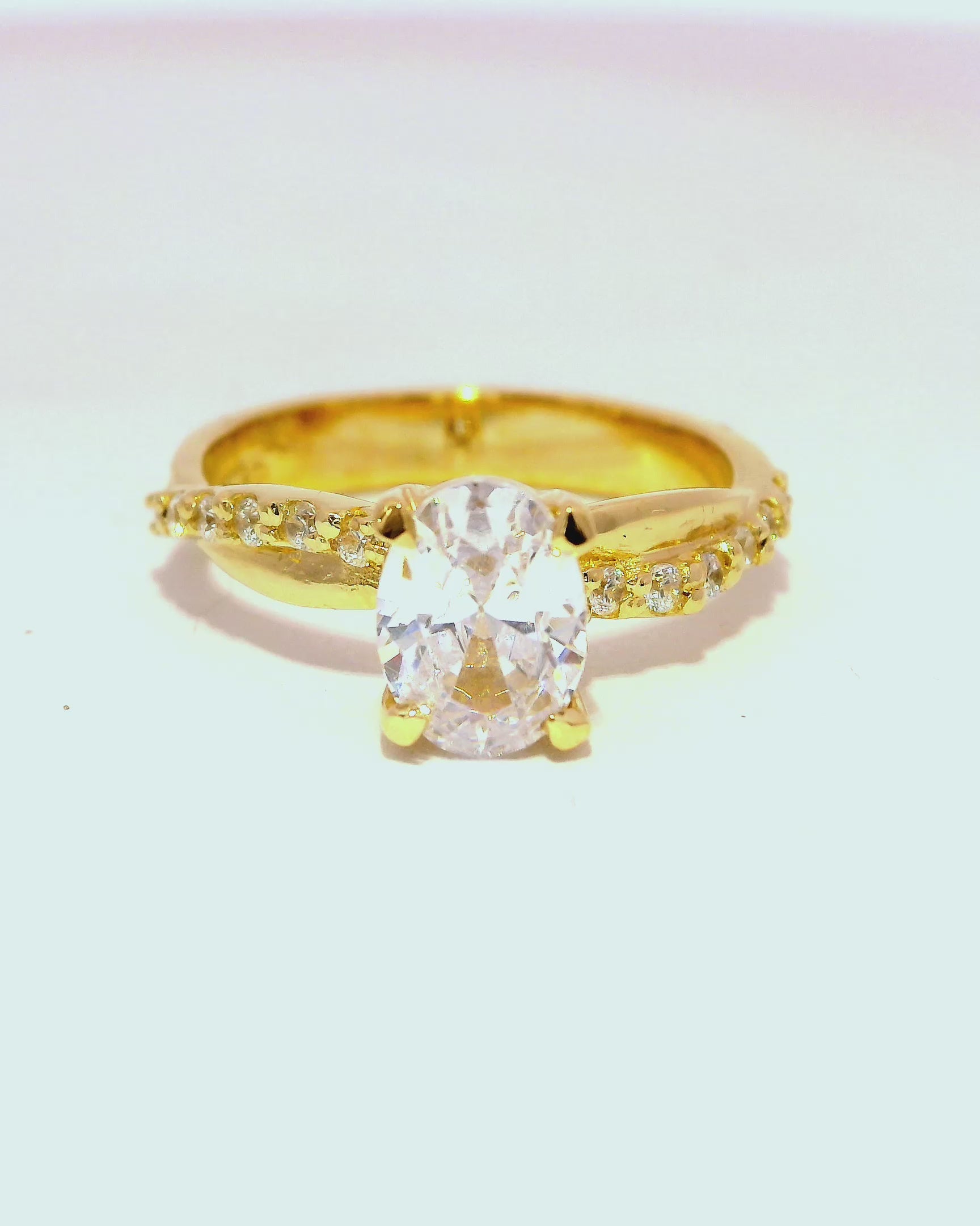 Anillo de compromiso oro amarillo 18k ley con diamante oval entrelazado