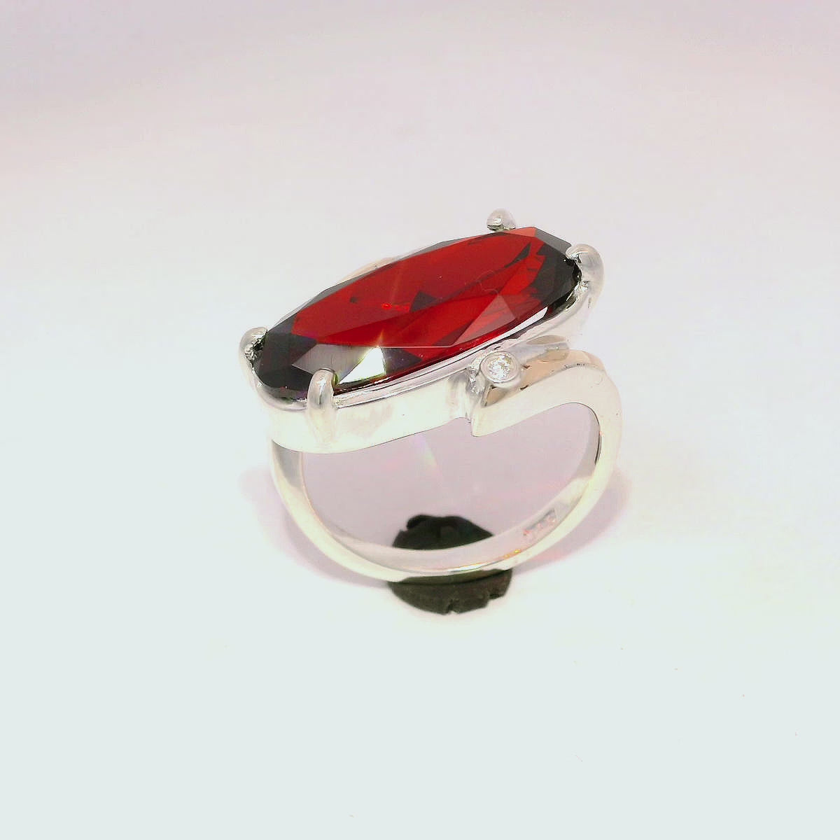 Anillo de zircón granate en plata con oro