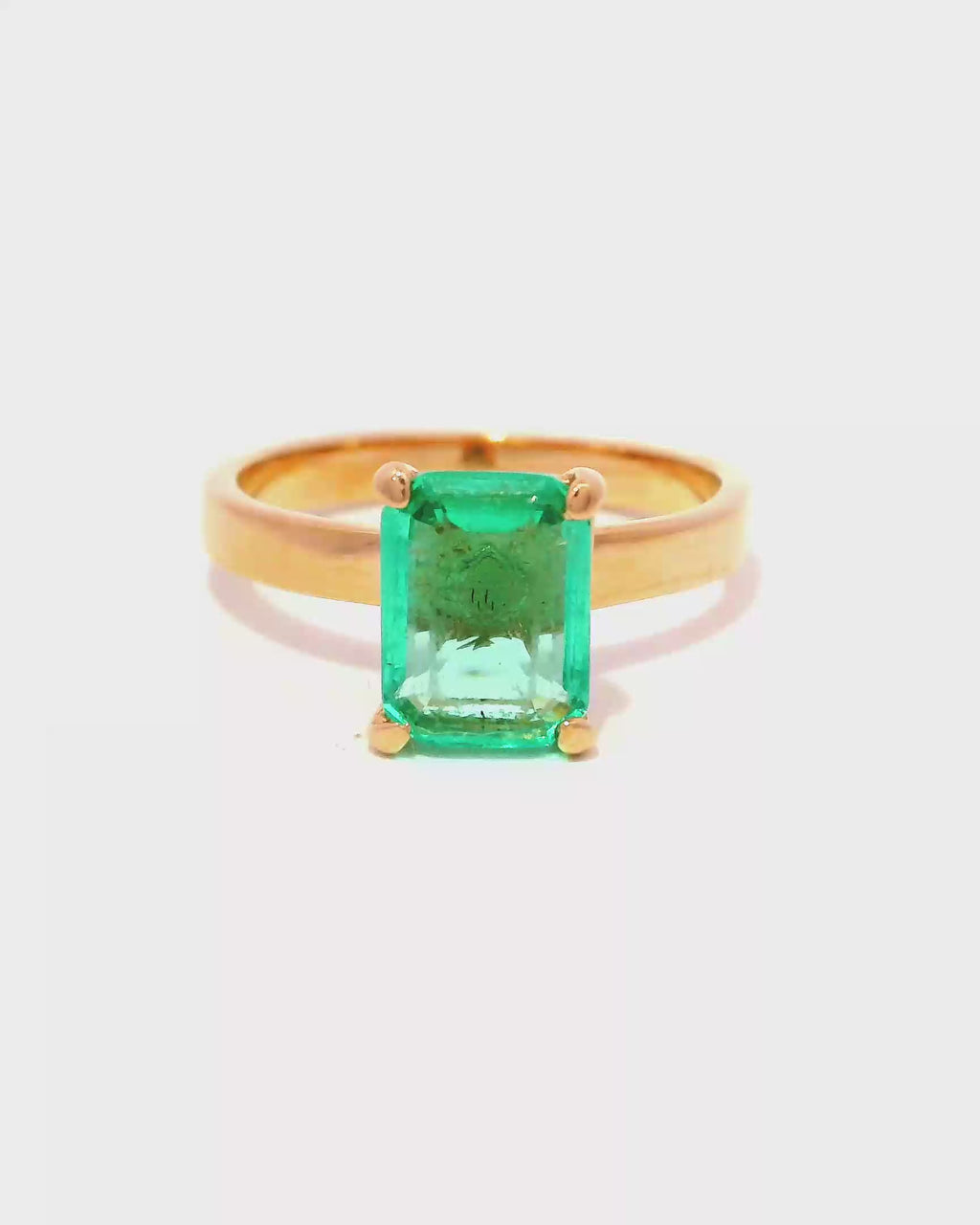 Anillo Solitario en Oro Rosa 18k Ley con Esmeralda de 1.5 cts.