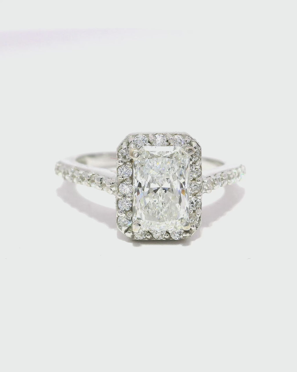 Anillo de compromiso en oro blanco 18k Ley con diamante 1kt Radiante