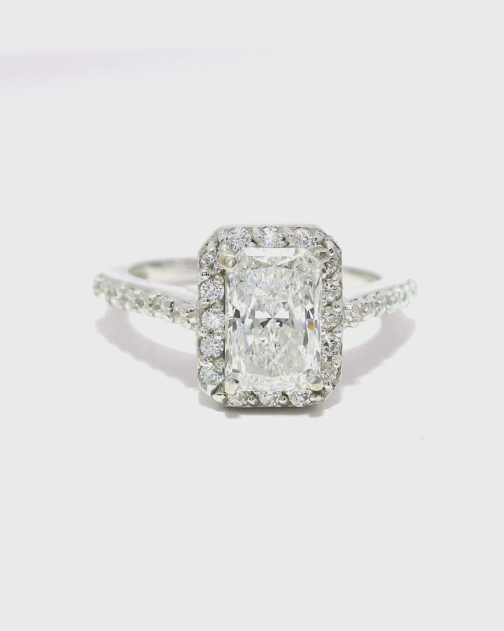 Anillo de compromiso en oro blanco 18k Ley con diamante 1kt Radiante