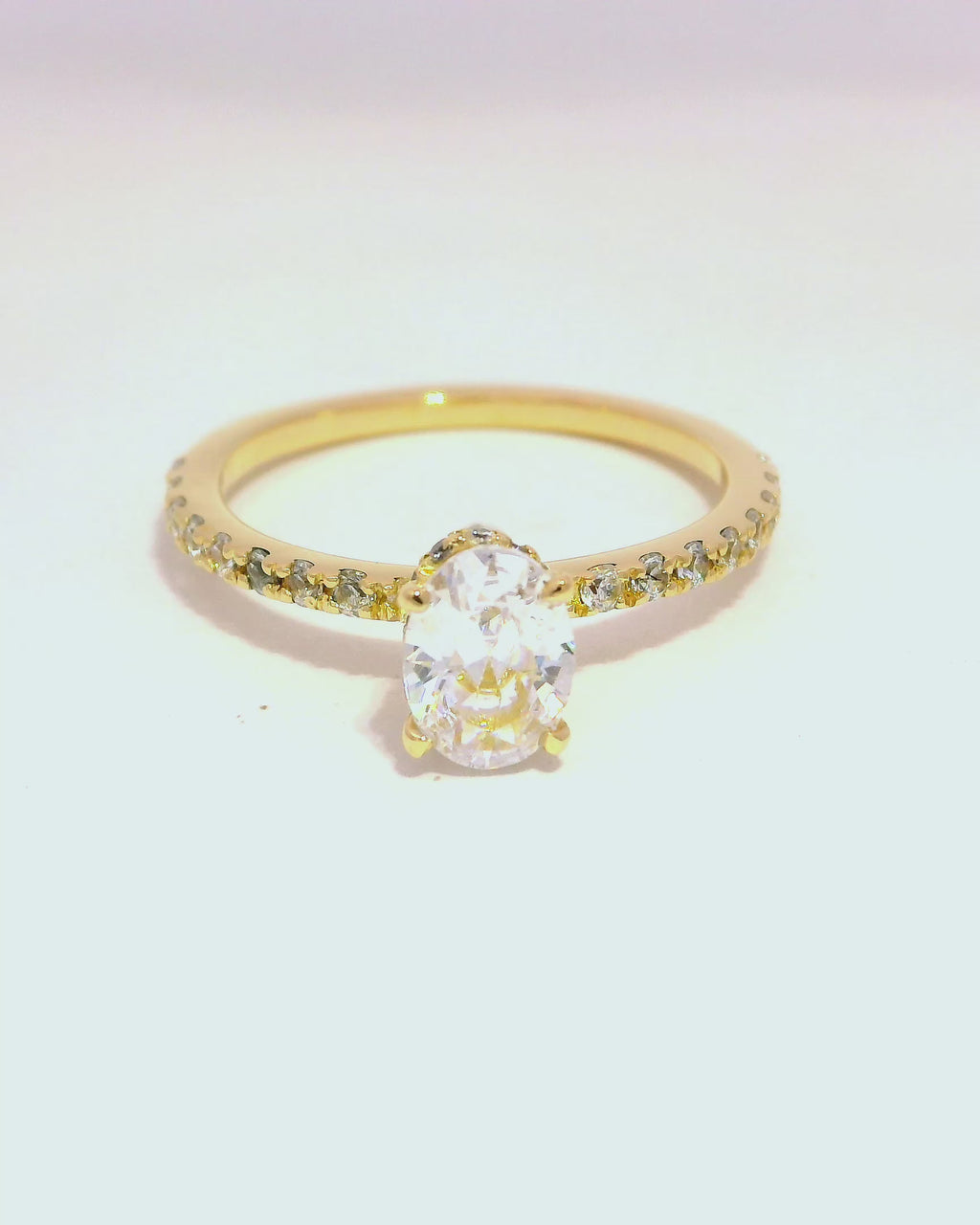 Anillo de compromiso brillante con diamante oval de 0.55 cts